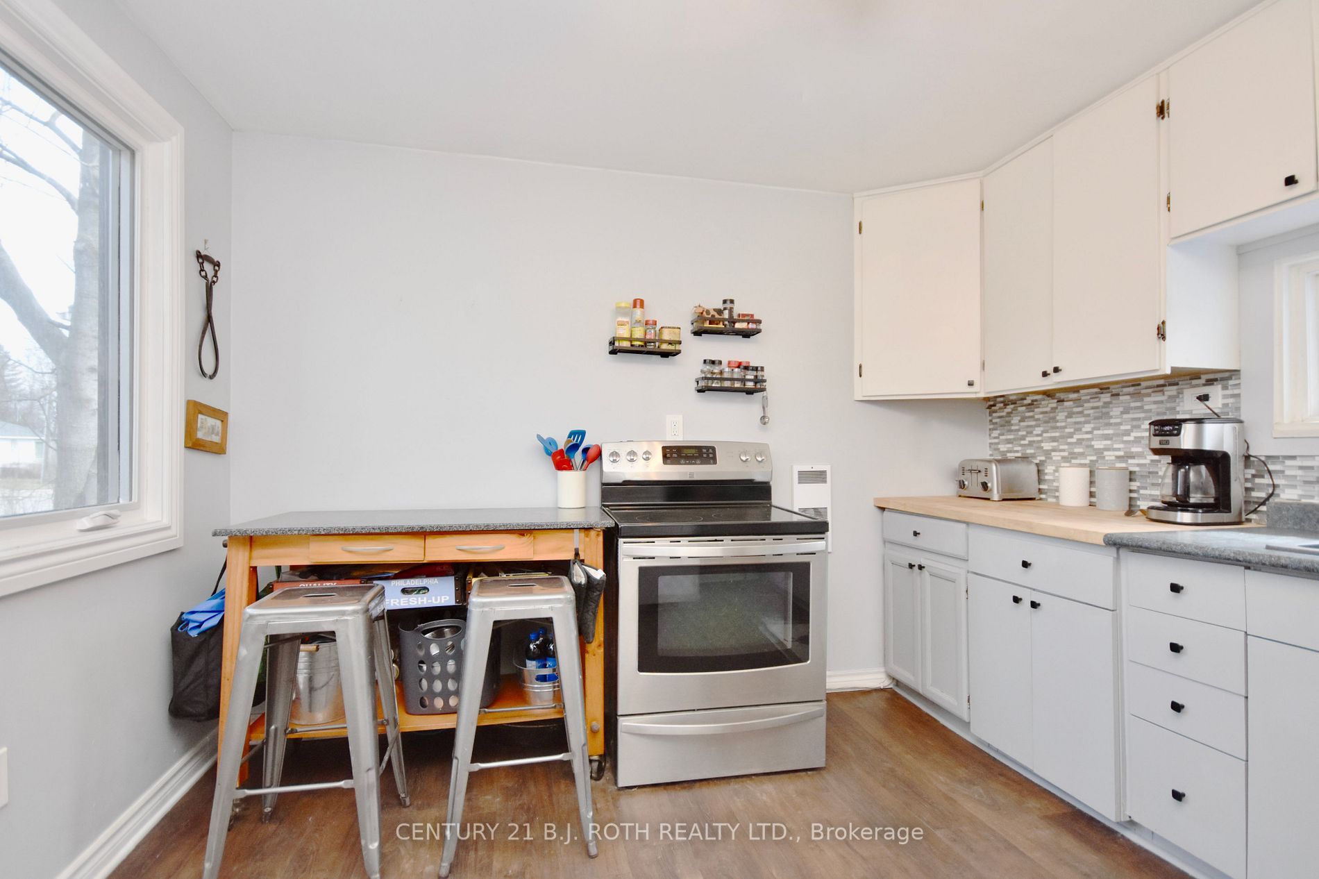 33 Rose Ave