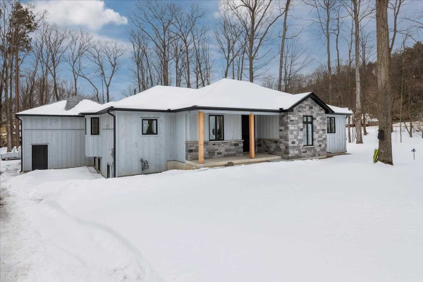 2 Glenn Howard Crt, Tiny