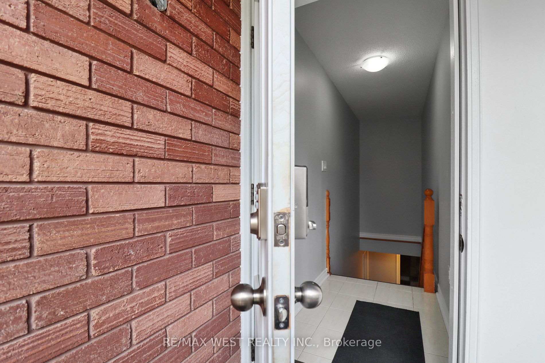 Listing S5943860 - Large Photo # 1