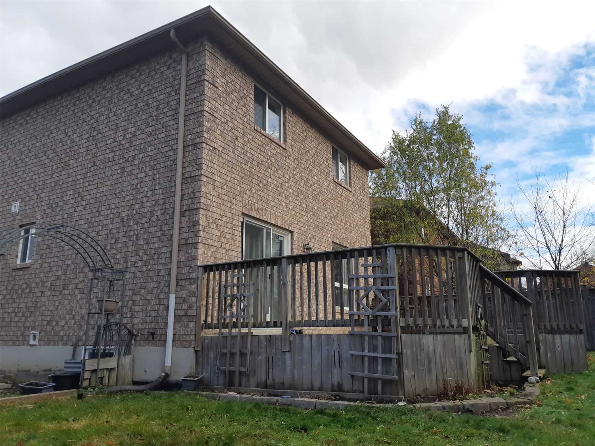 96 Sandringham Dr