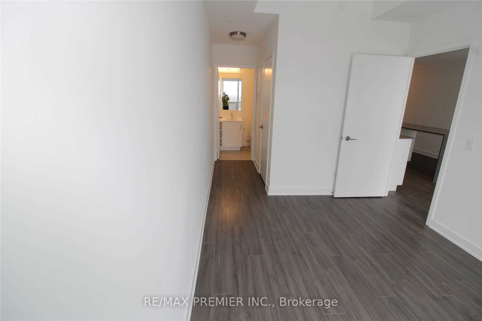681 Yonge St, #523