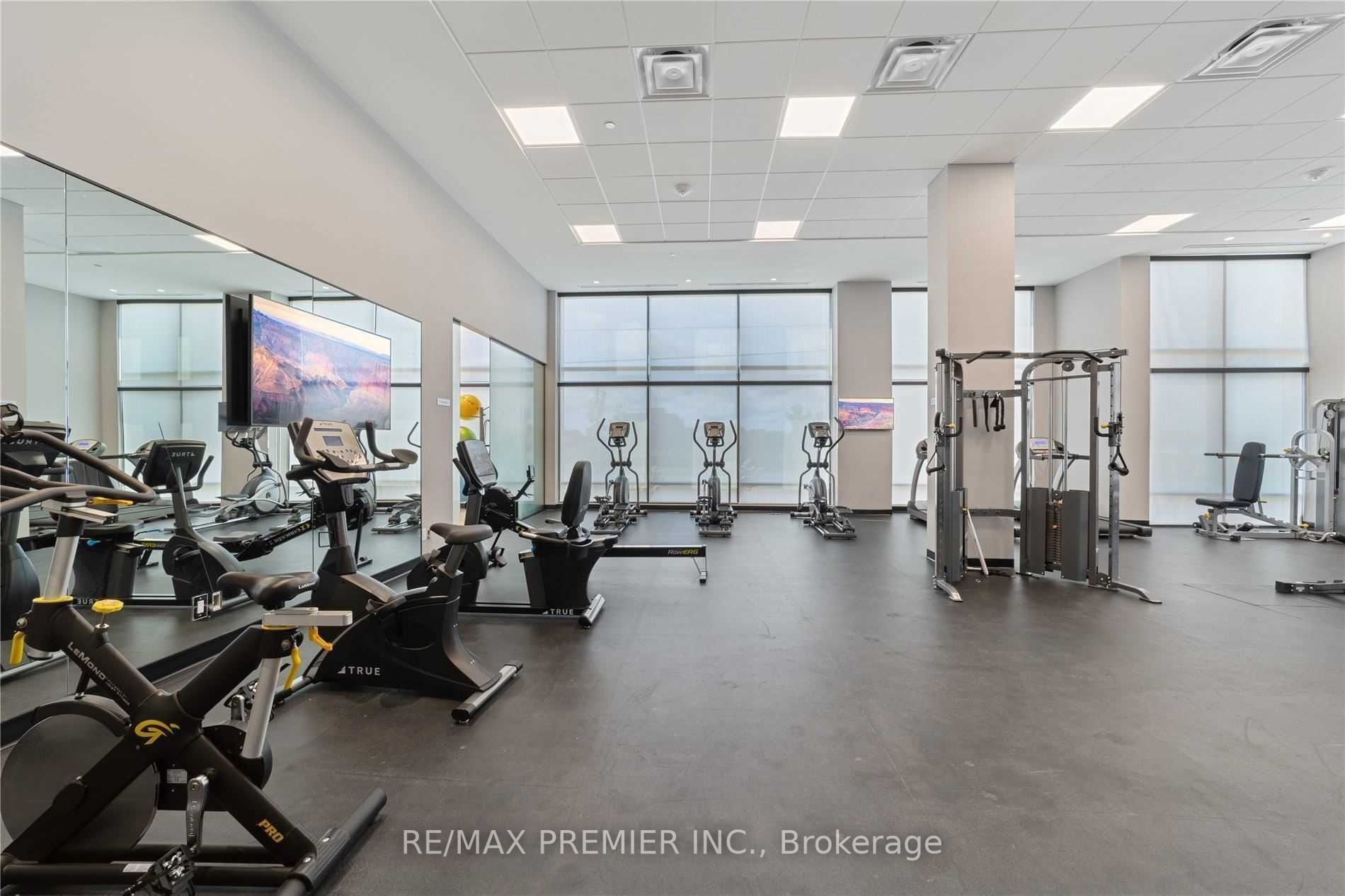 681 Yonge St, #523
