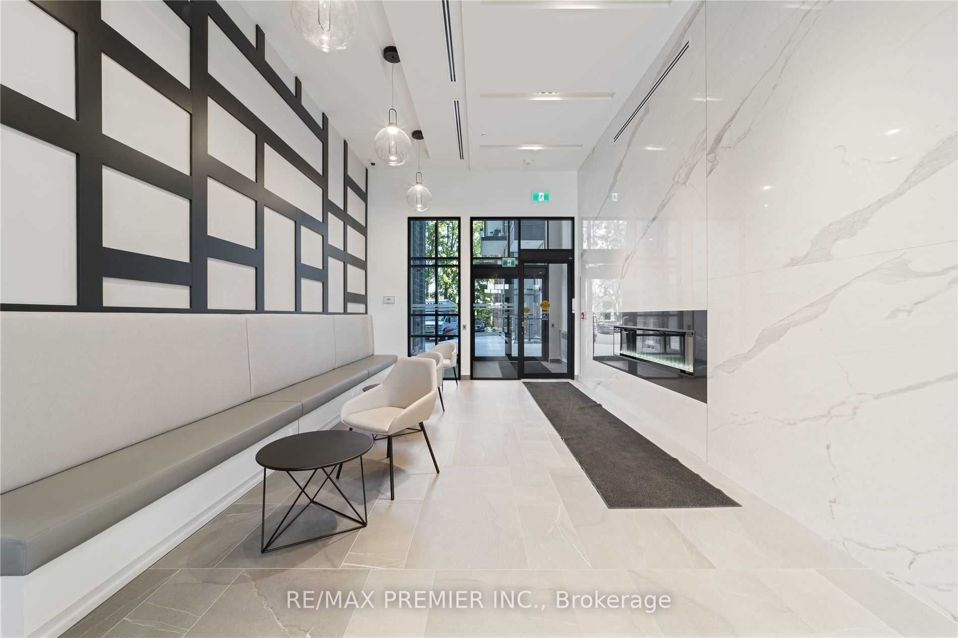 681 Yonge St, #523
