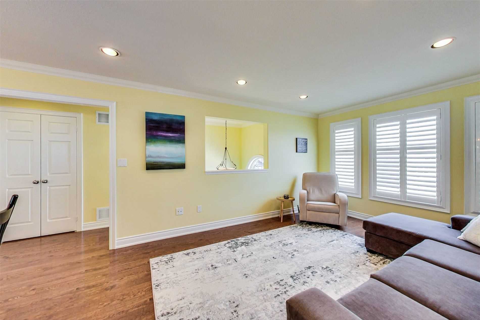 25 Forest Dale Dr