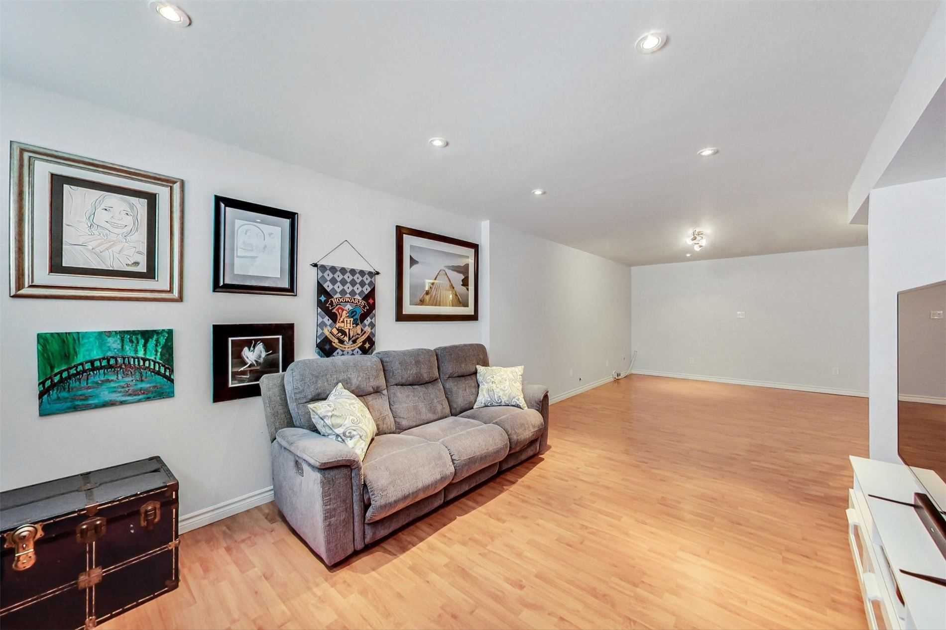 25 Forest Dale Dr