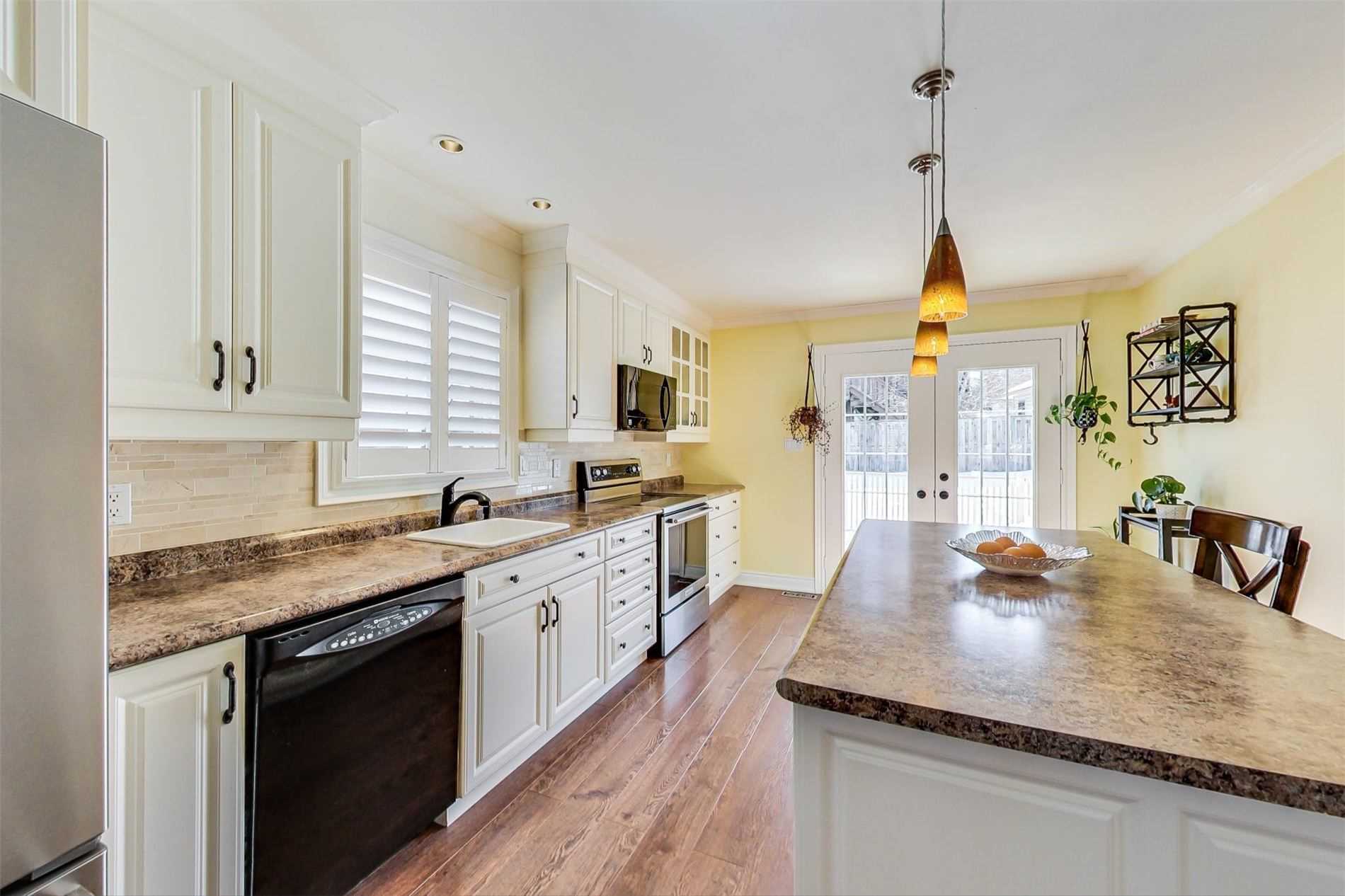 25 Forest Dale Dr