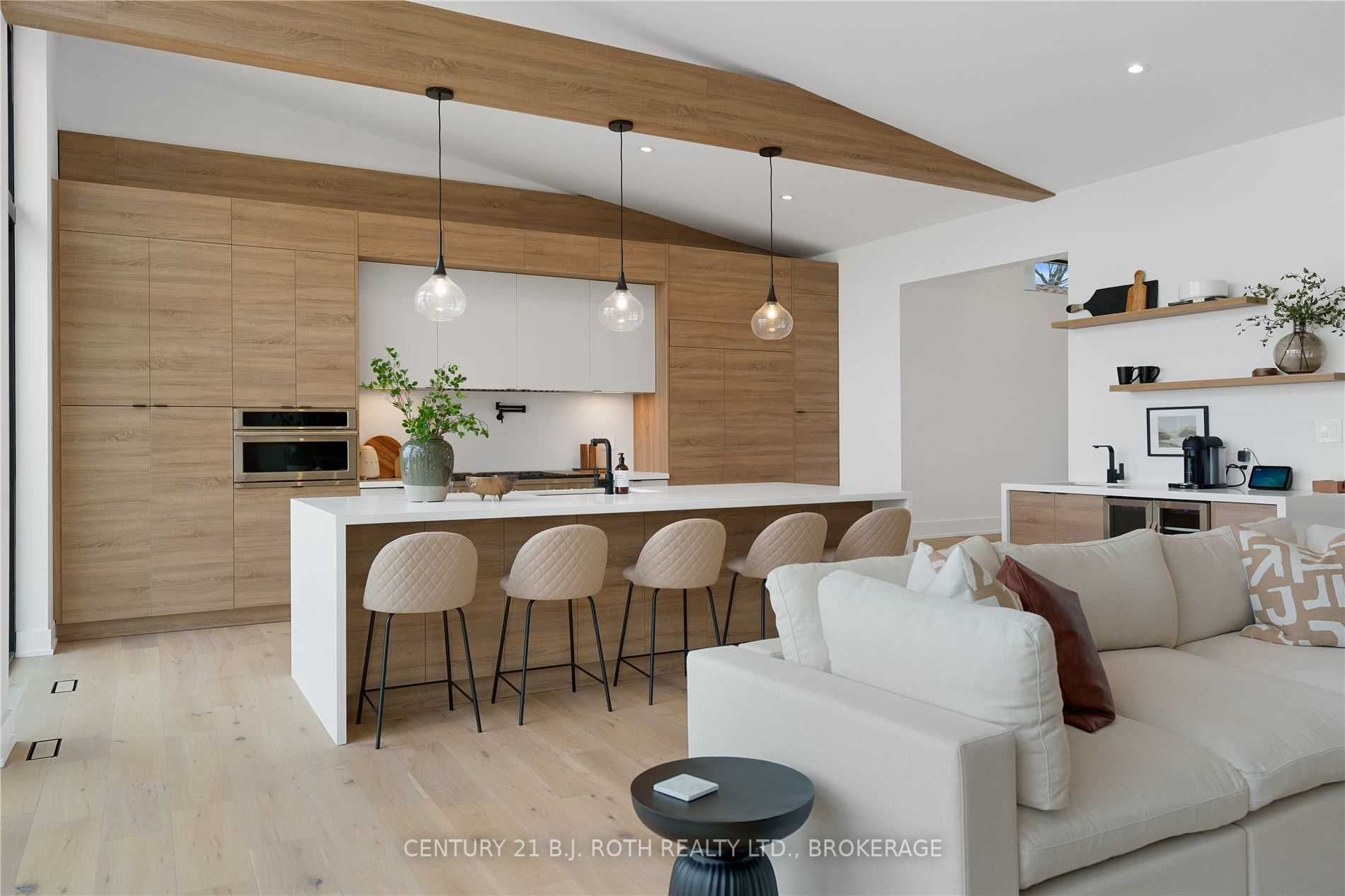 655 Glen Cres