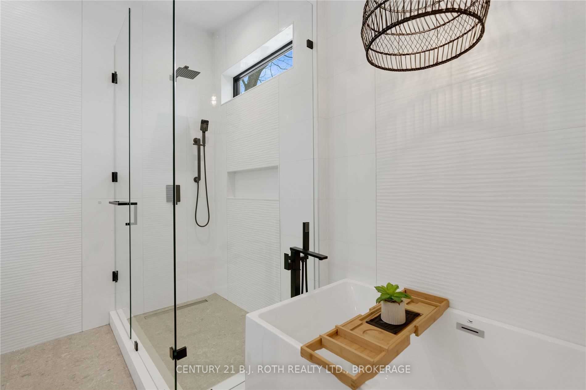 655 Glen Cres