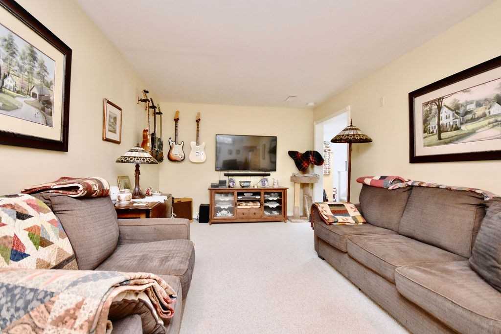 15 Meadowlark Rd