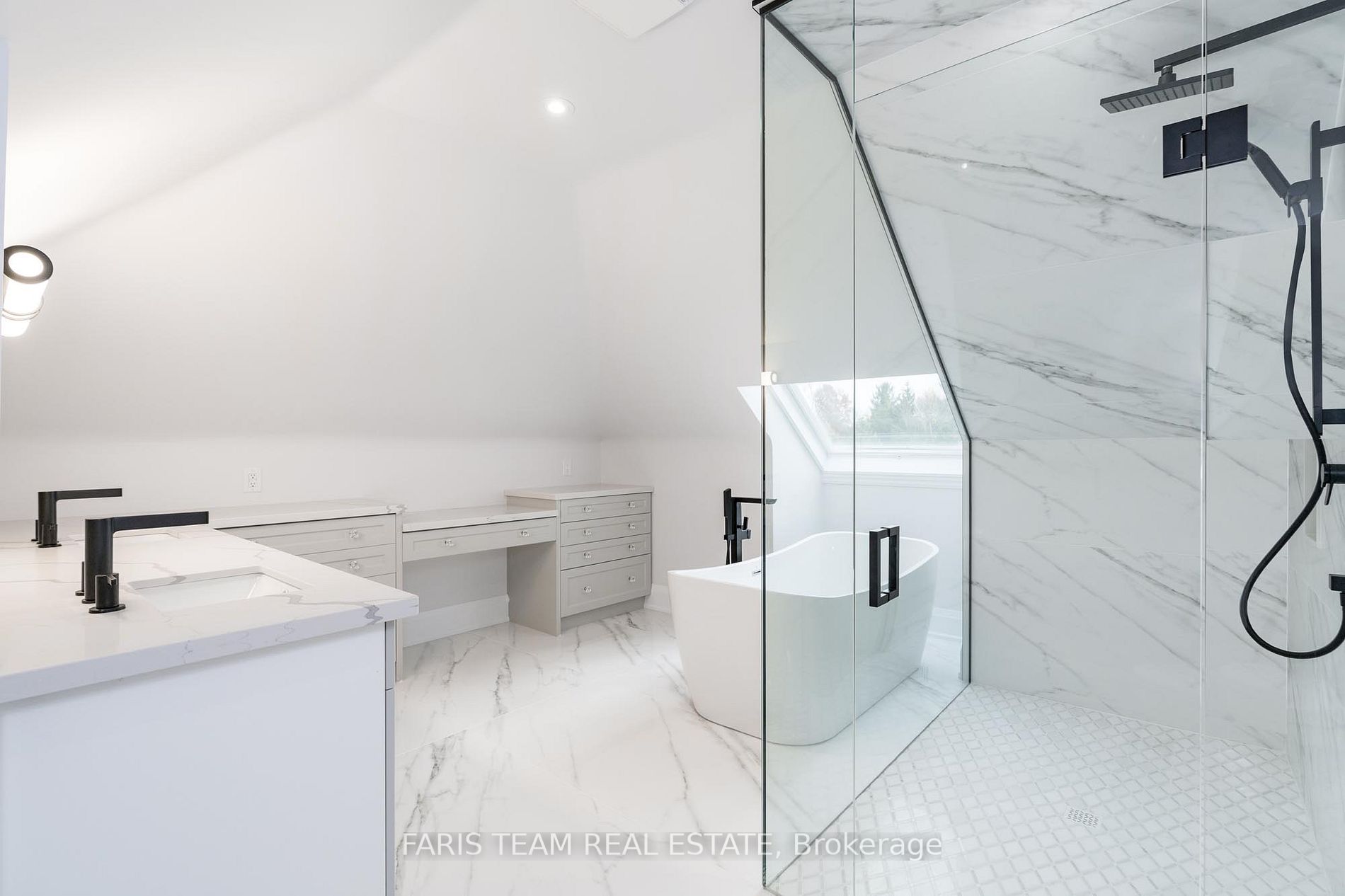 38 Cairns Blvd