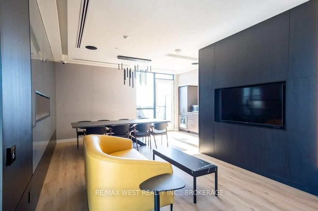 681 Yonge St, #231