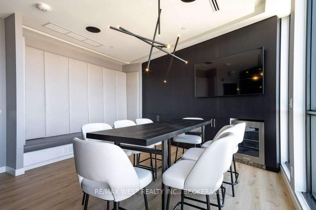 681 Yonge St, #231