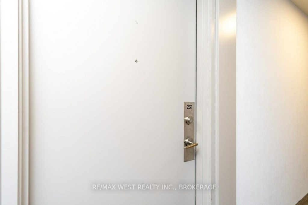 681 Yonge St, #231