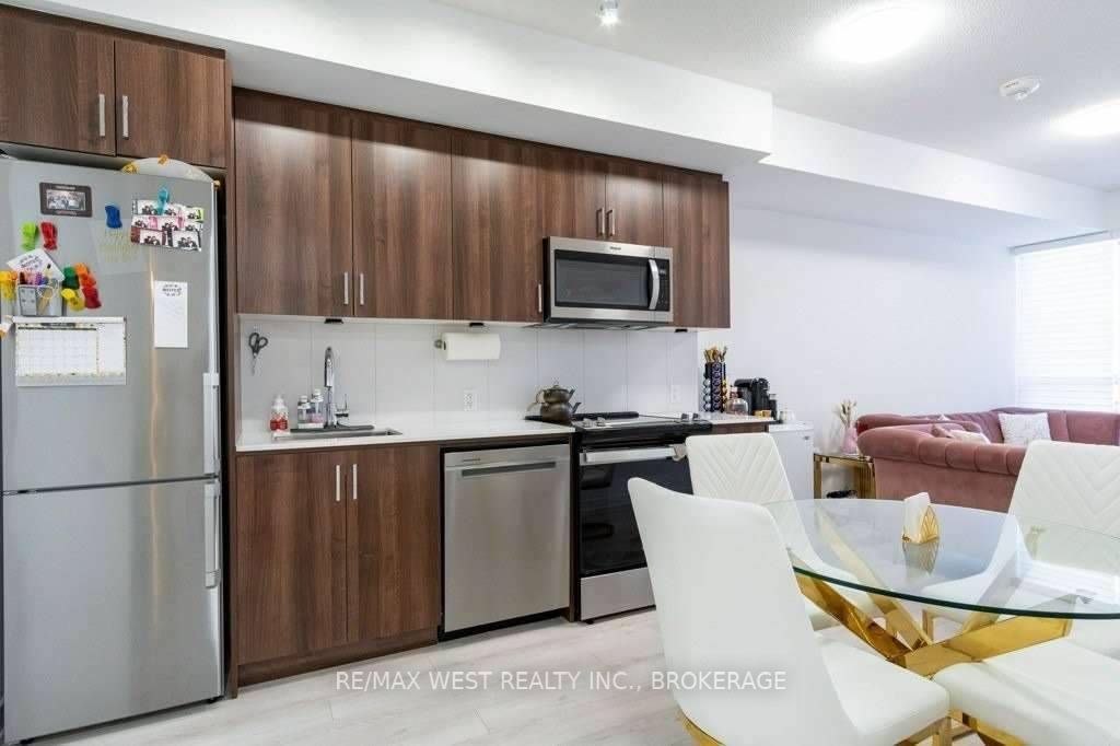 681 Yonge St, #231