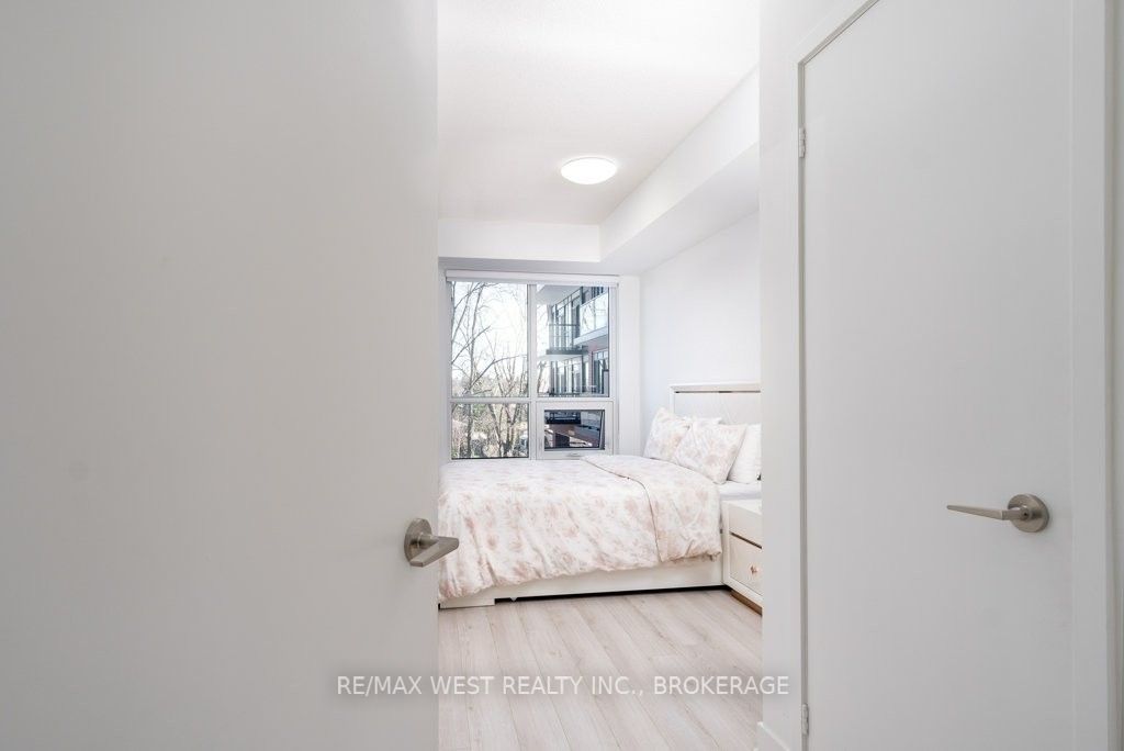 681 Yonge St, #231