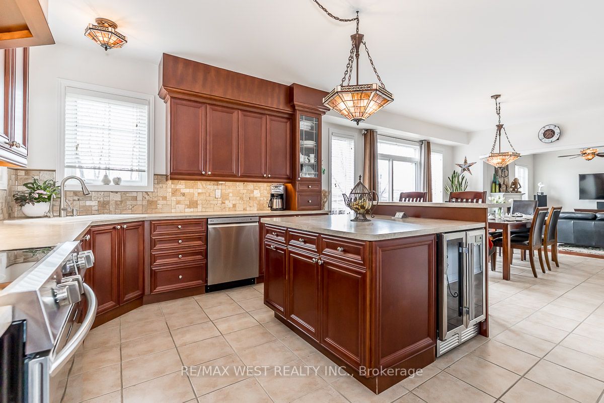 118 Succession Cres