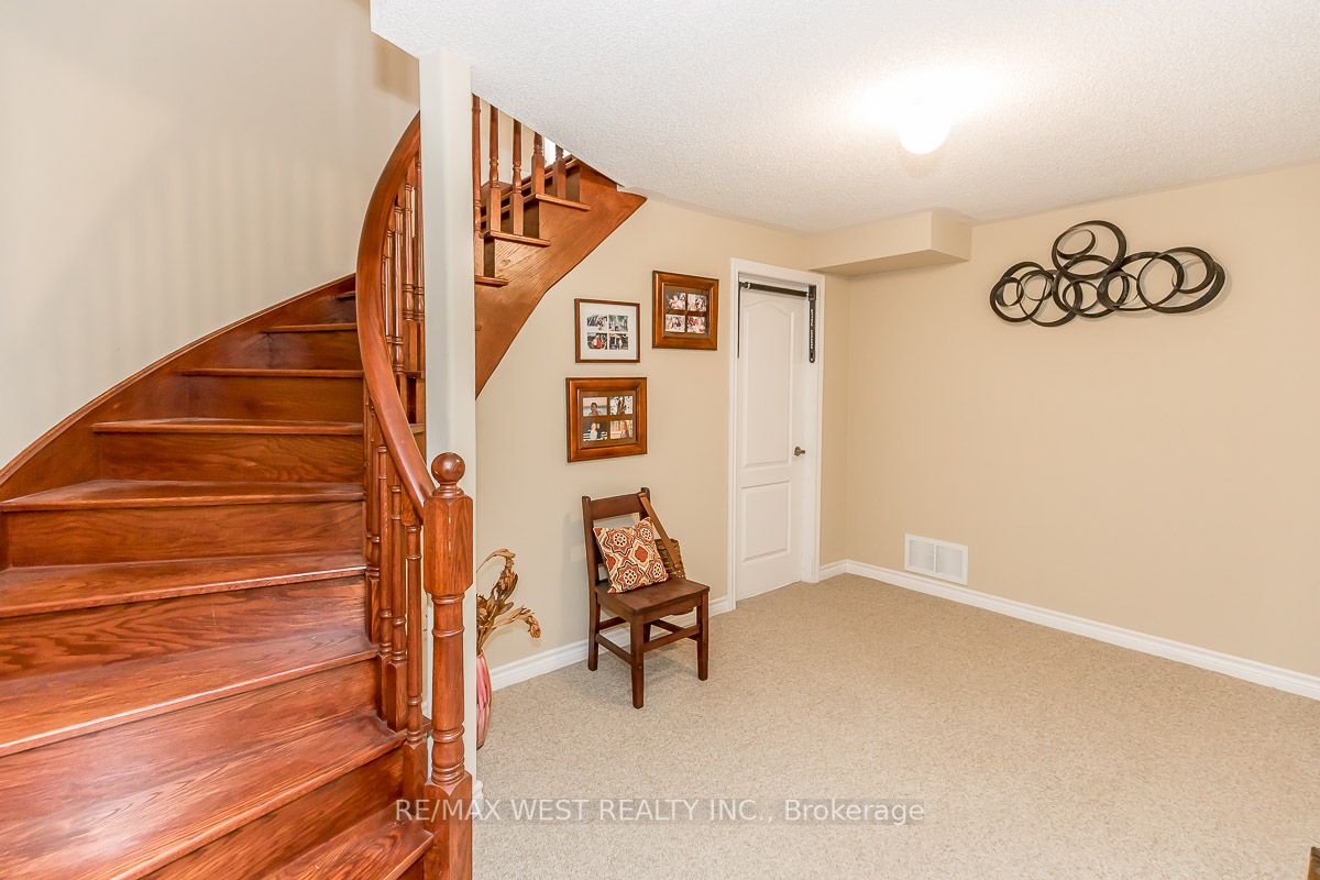 118 Succession Cres