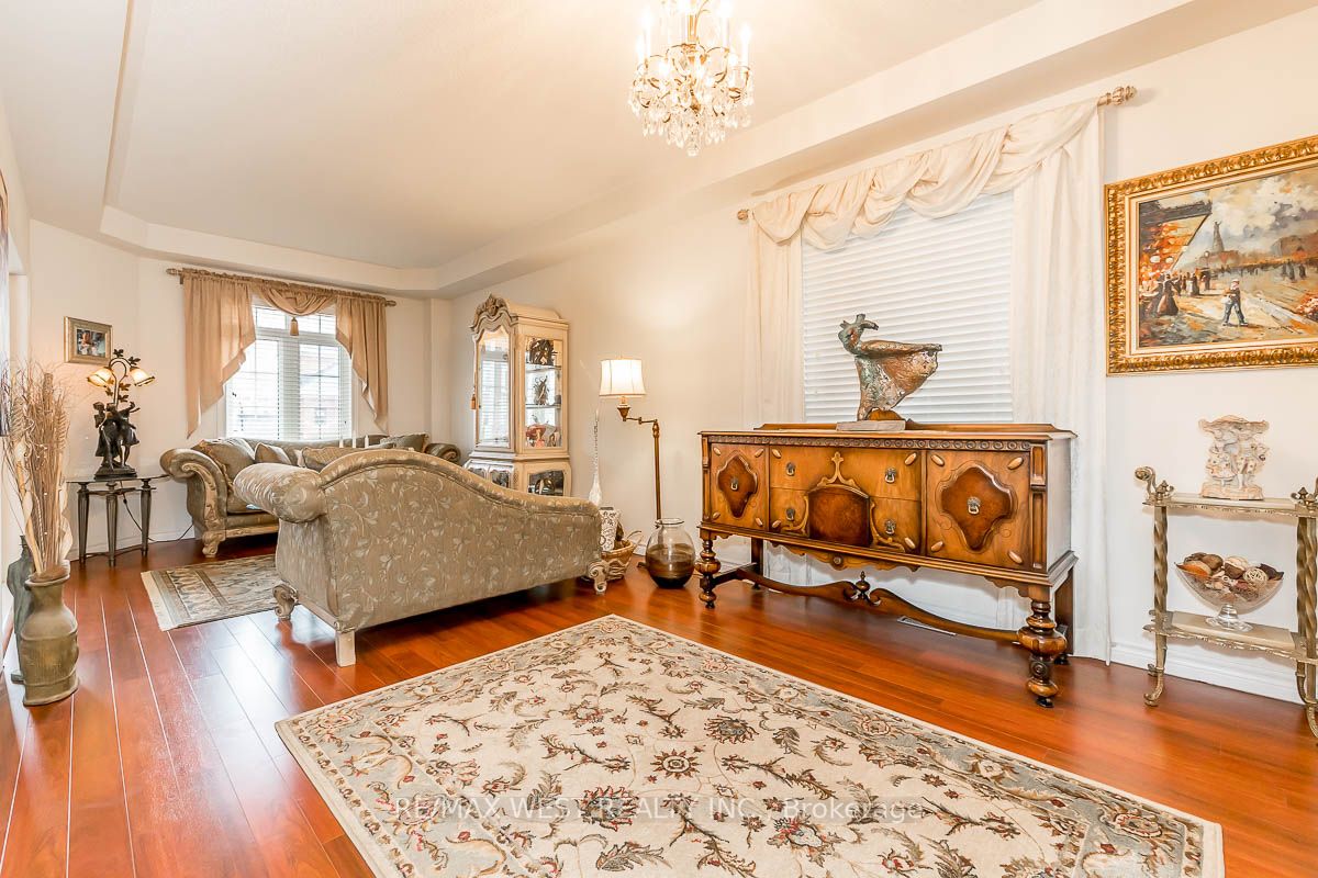 118 Succession Cres