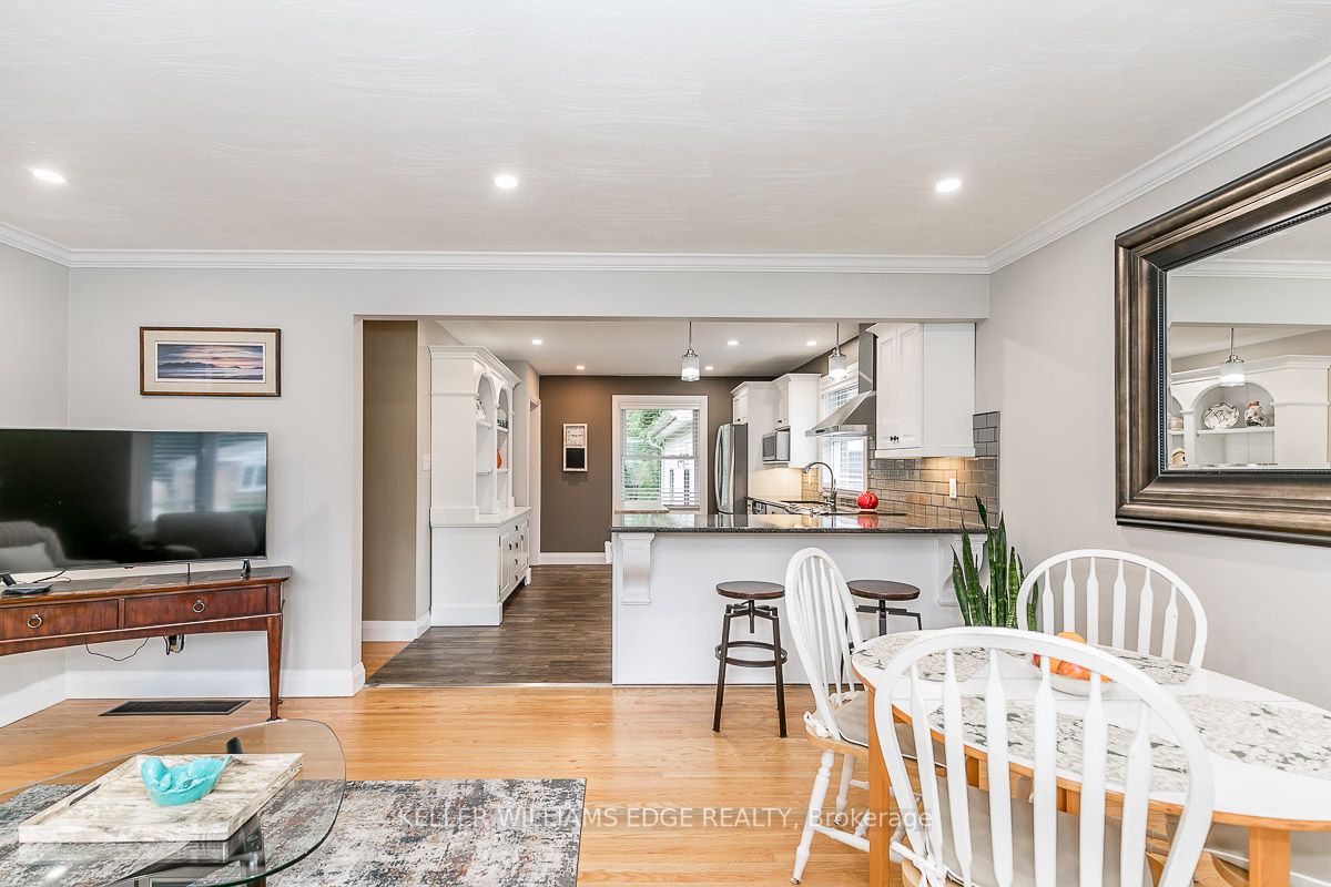 10 Oak St