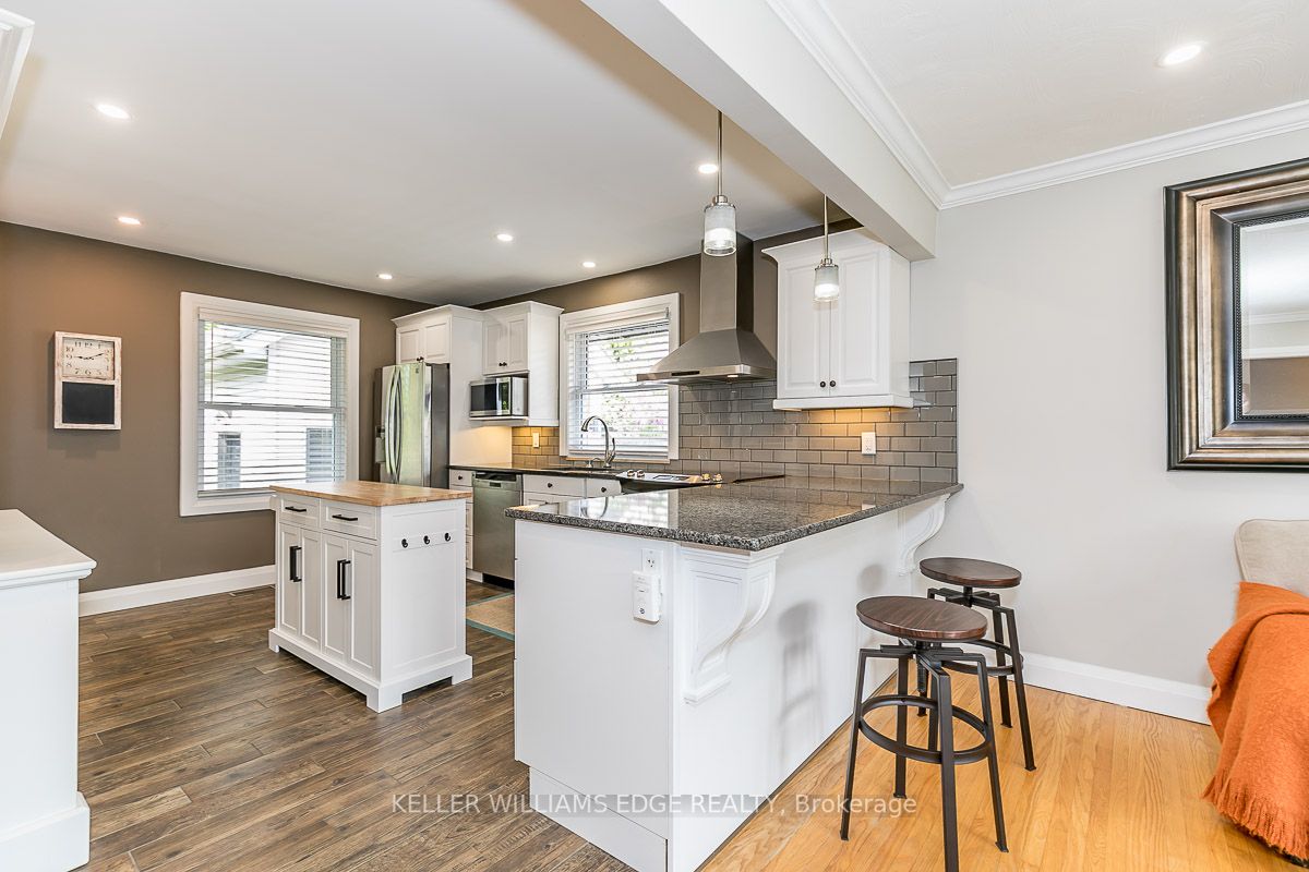 10 Oak St