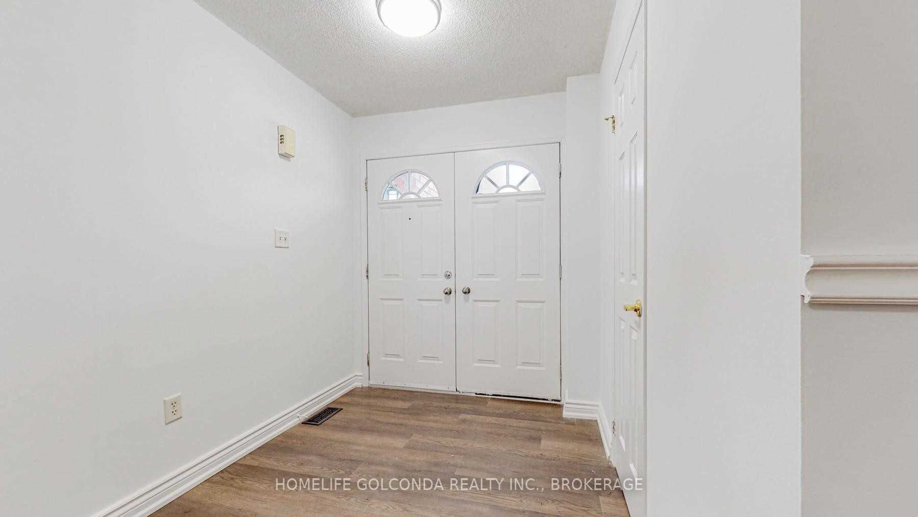 18 Cassandra Dr W
