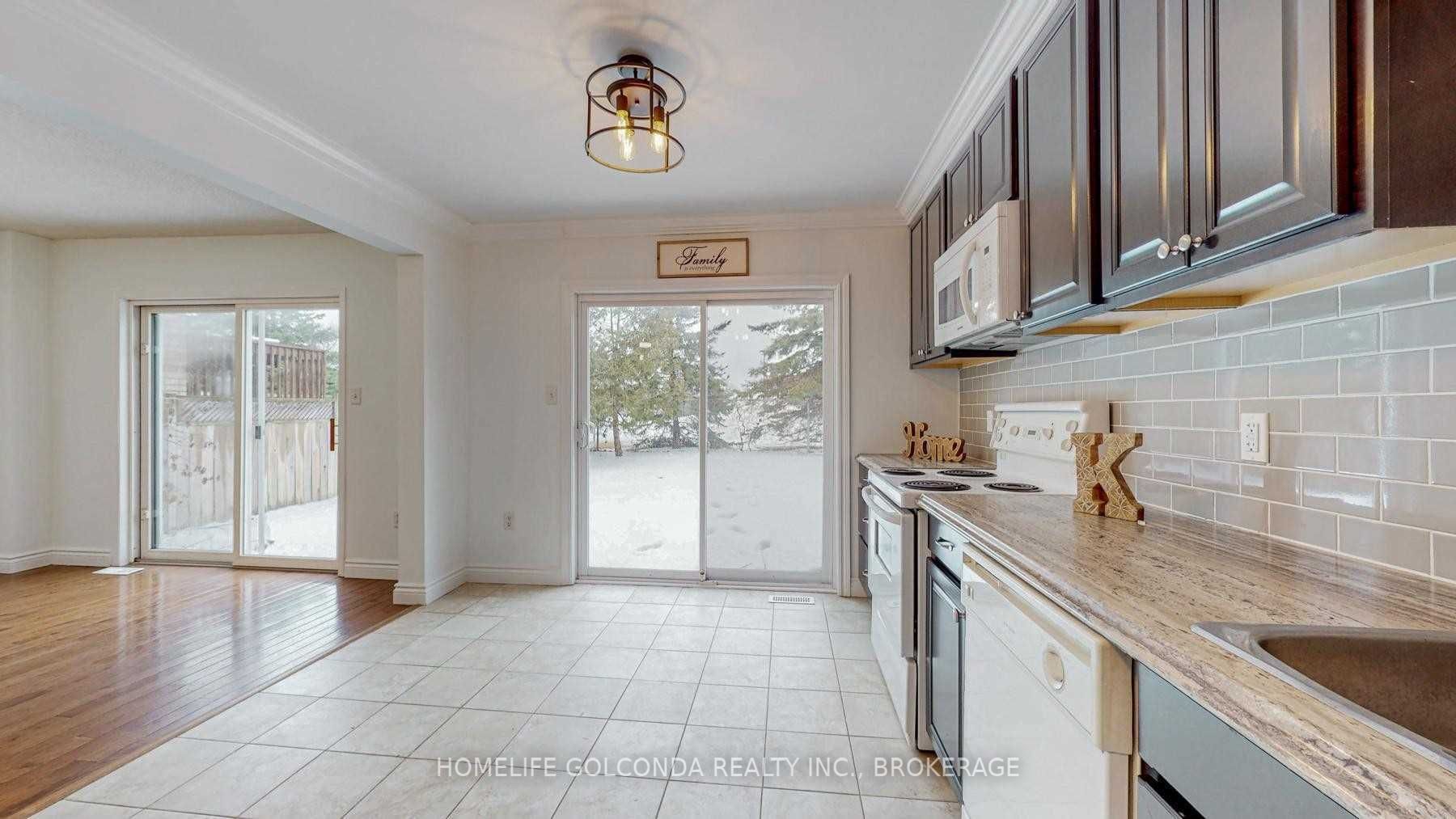 18 Cassandra Dr W