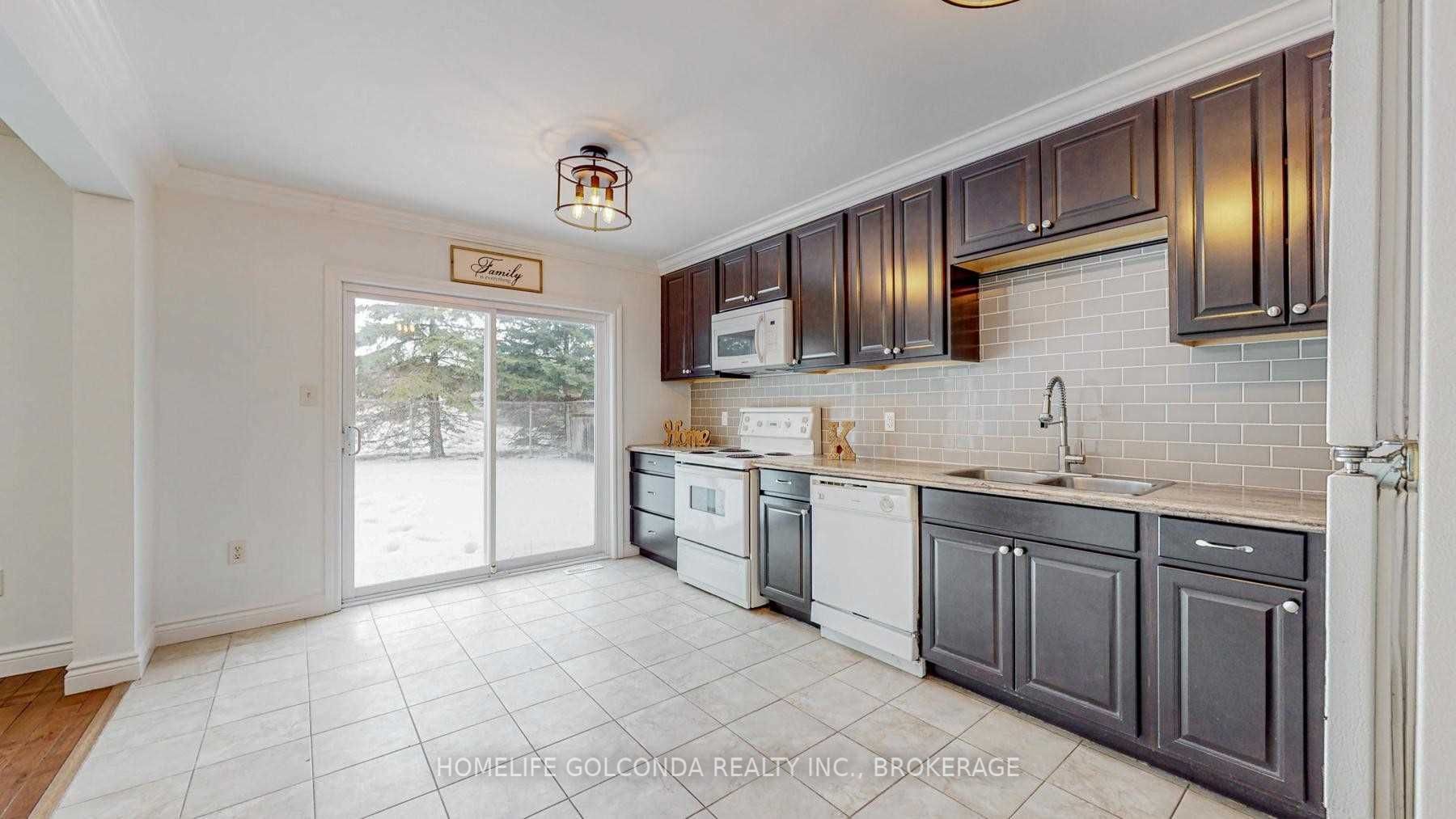 18 Cassandra Dr W