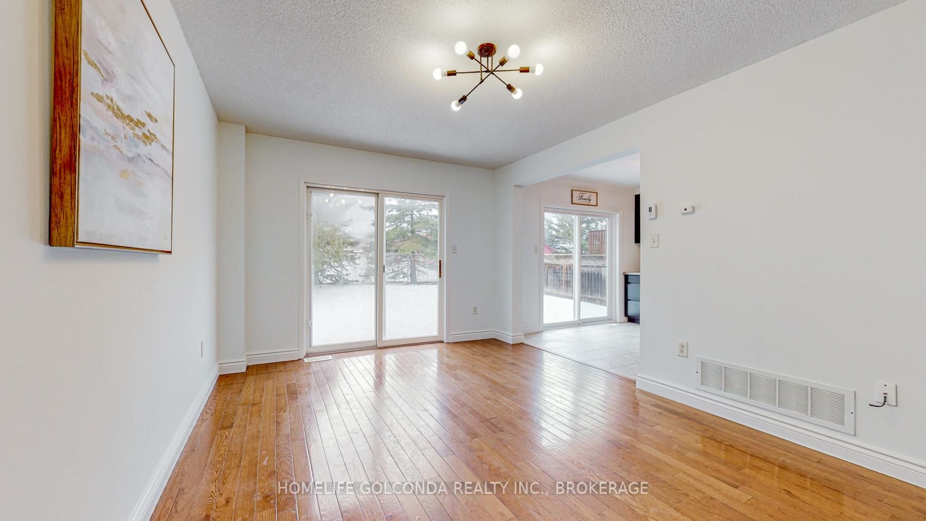 18 Cassandra Dr W