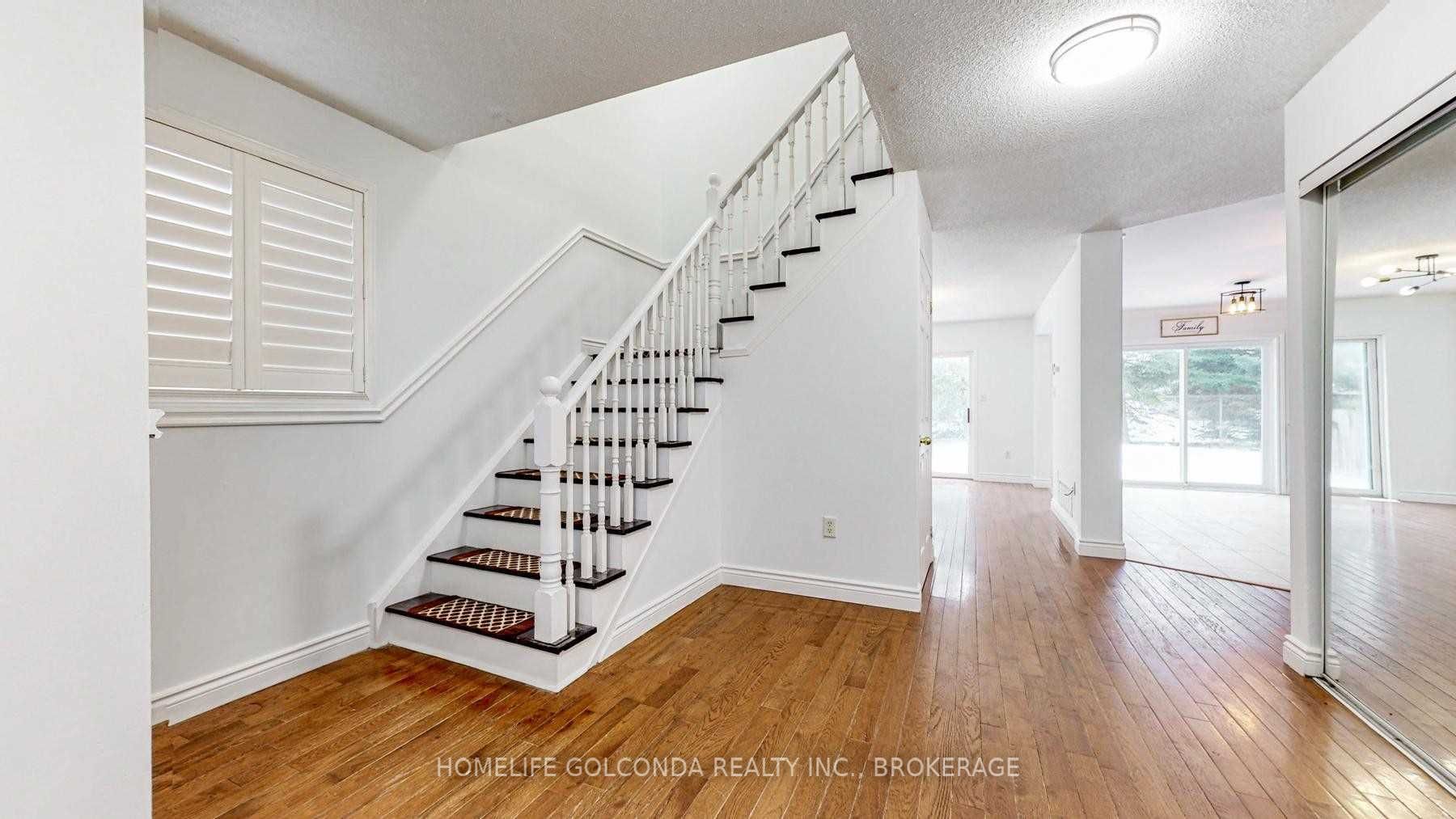 18 Cassandra Dr W