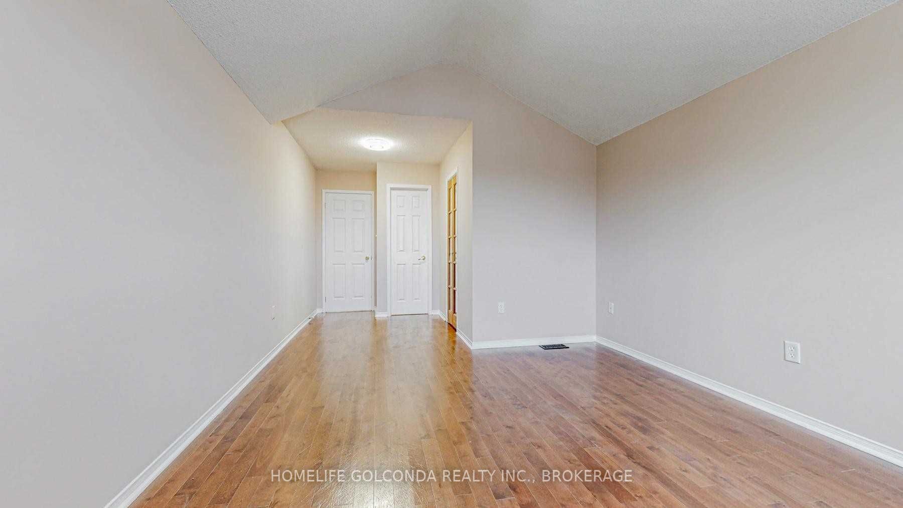 18 Cassandra Dr W