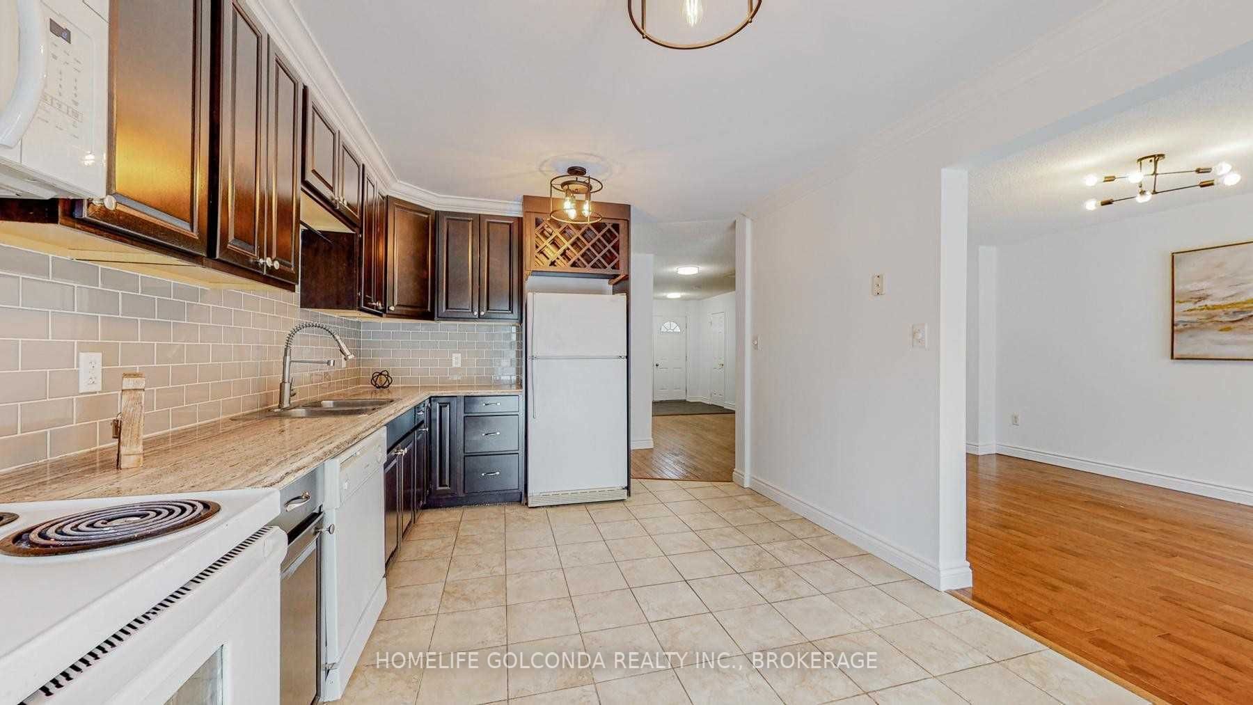 18 Cassandra Dr W
