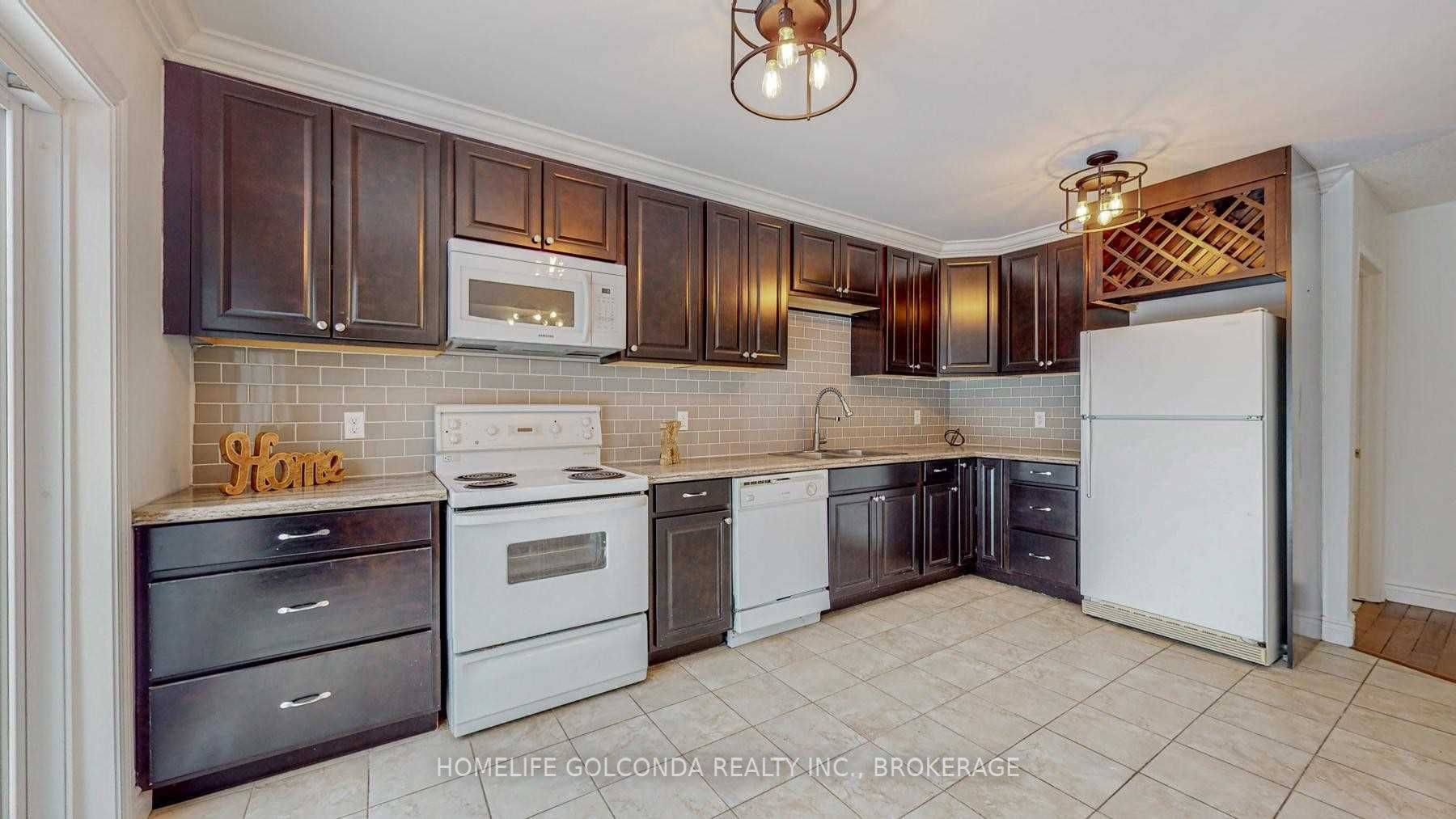 18 Cassandra Dr W