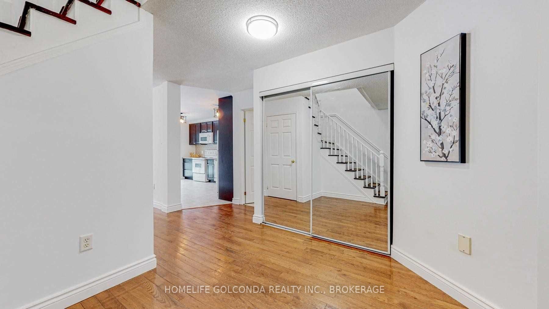 18 Cassandra Dr W