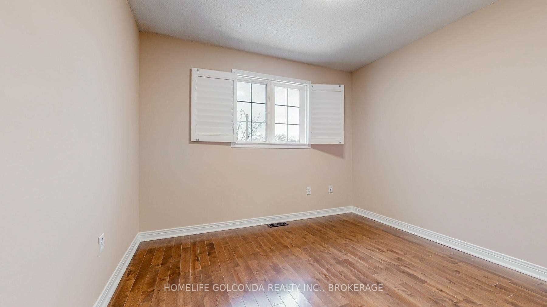 18 Cassandra Dr W