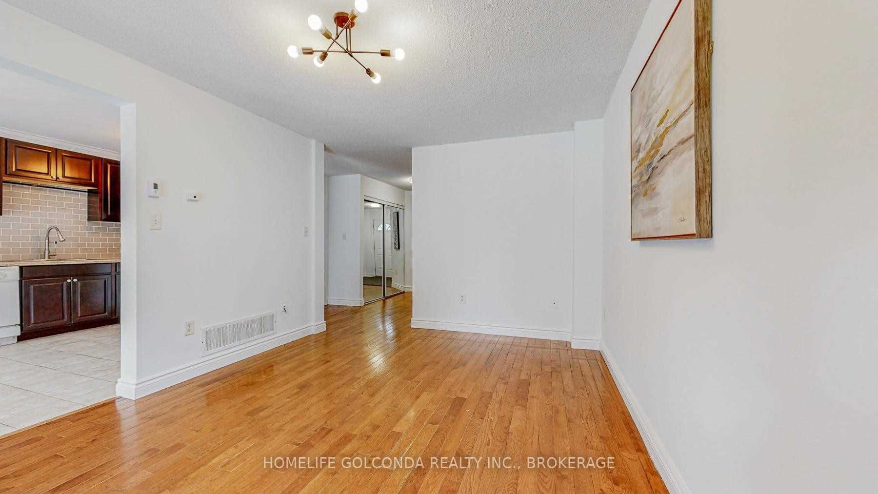 18 Cassandra Dr W