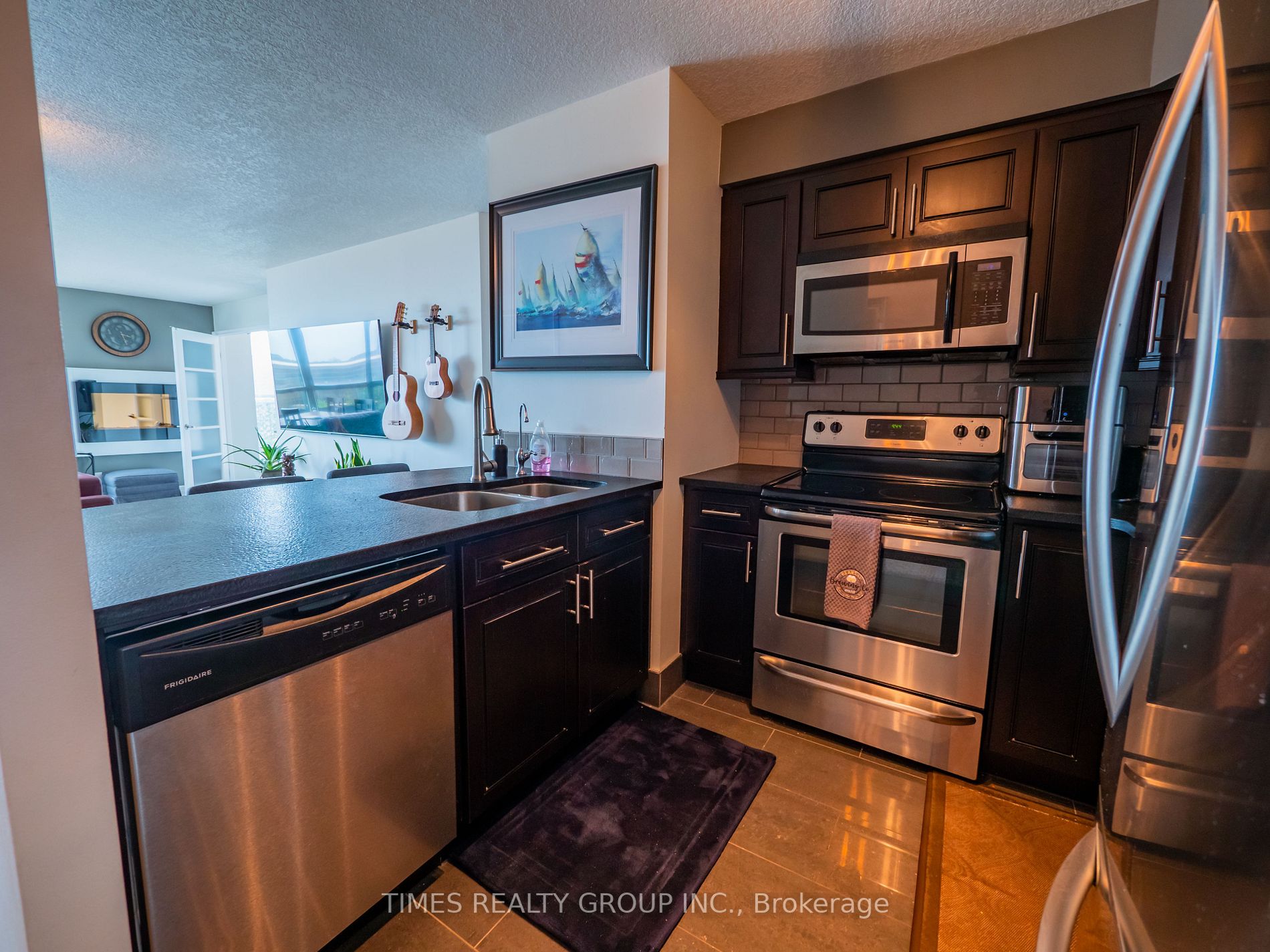 140 Dunlop St E, #303