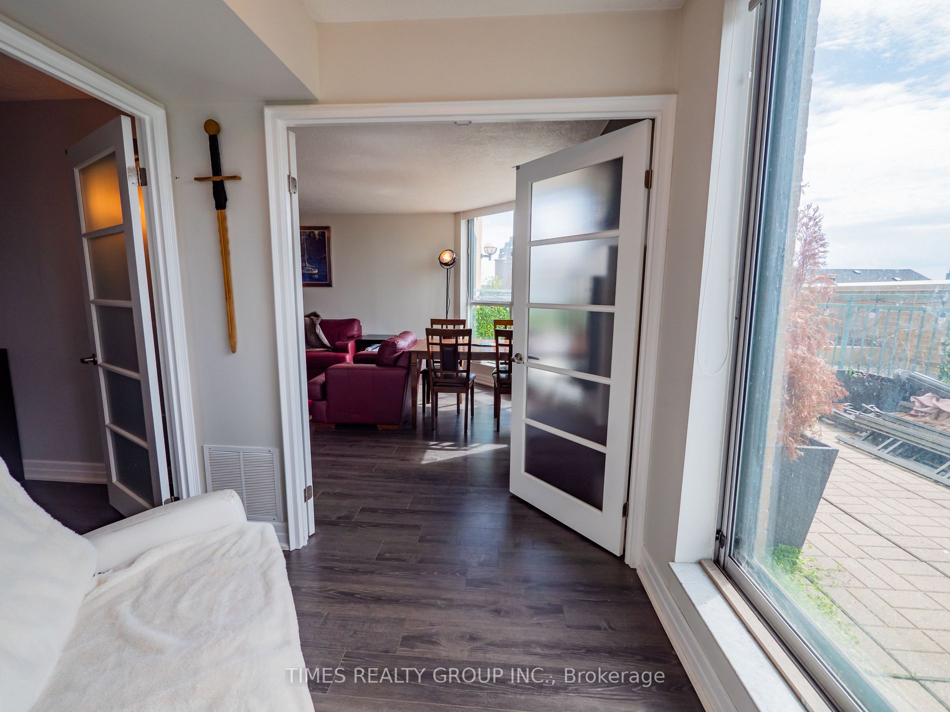 140 Dunlop St E, #303
