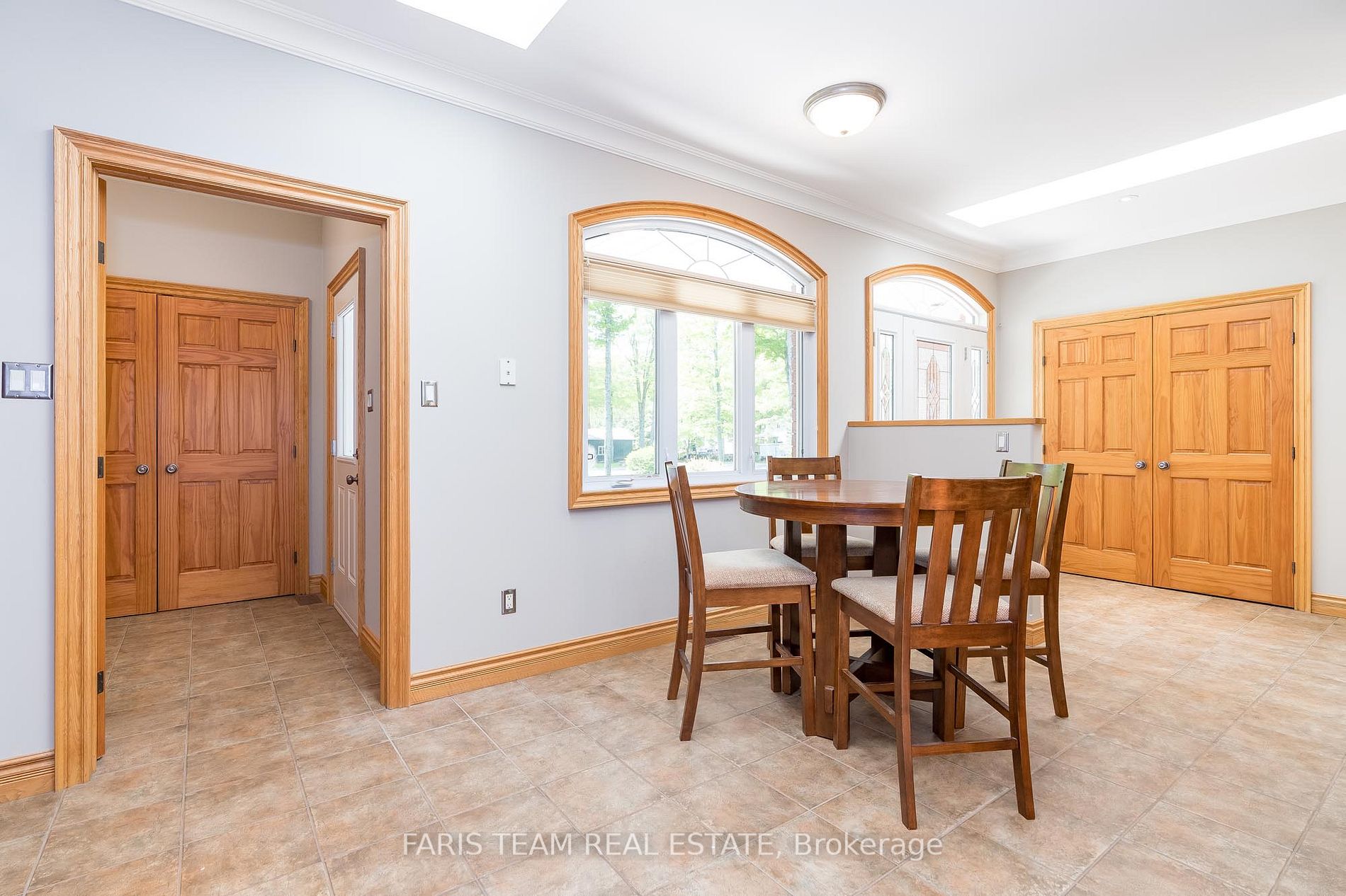 1524 Flos 8 Rd E
