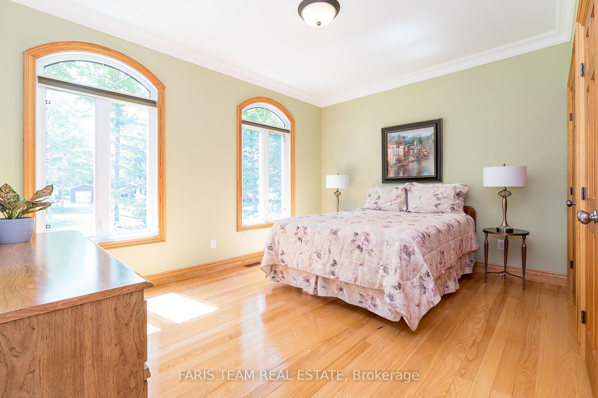 1524 Flos 8 Rd E
