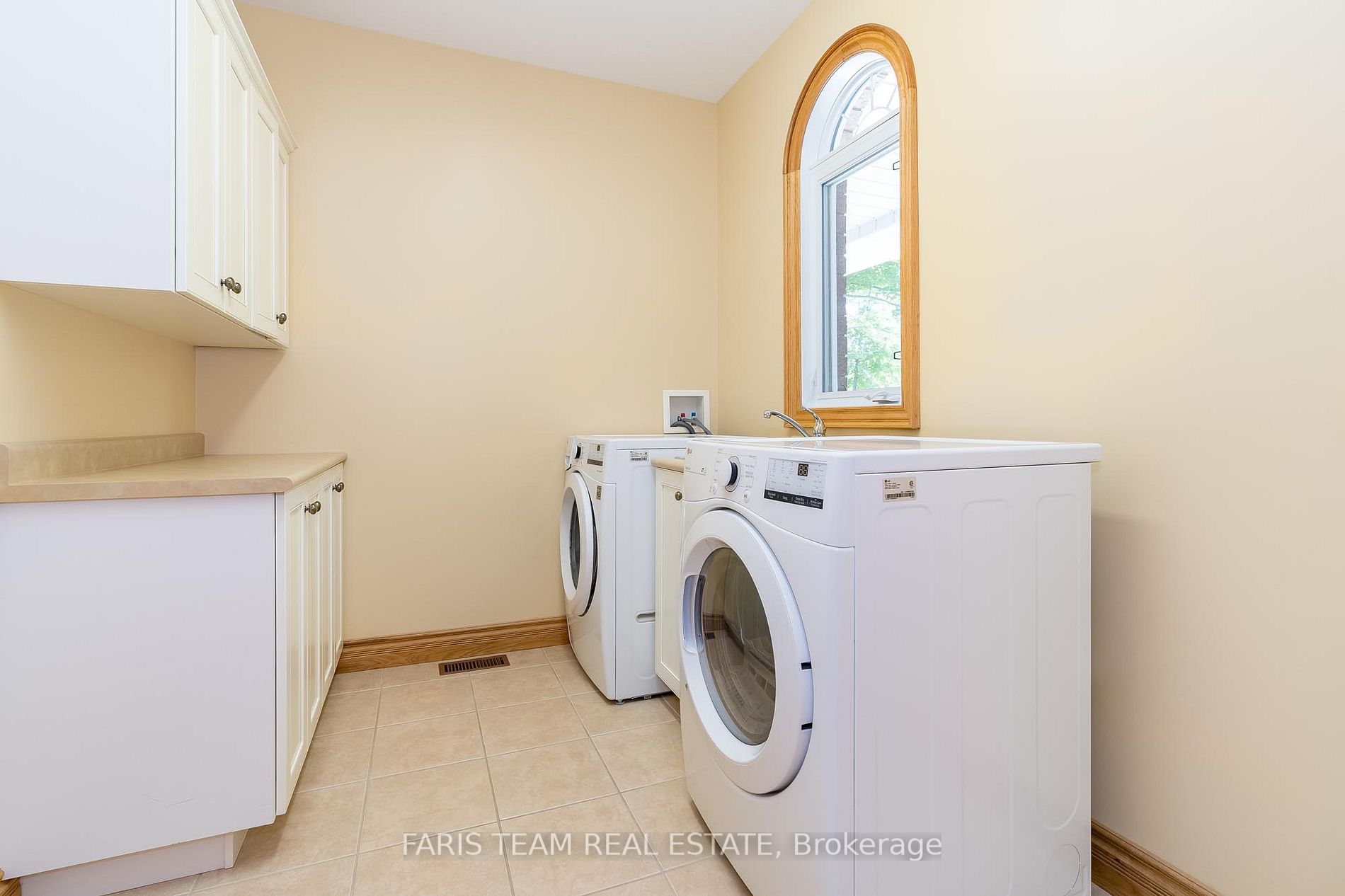 1524 Flos 8 Rd E
