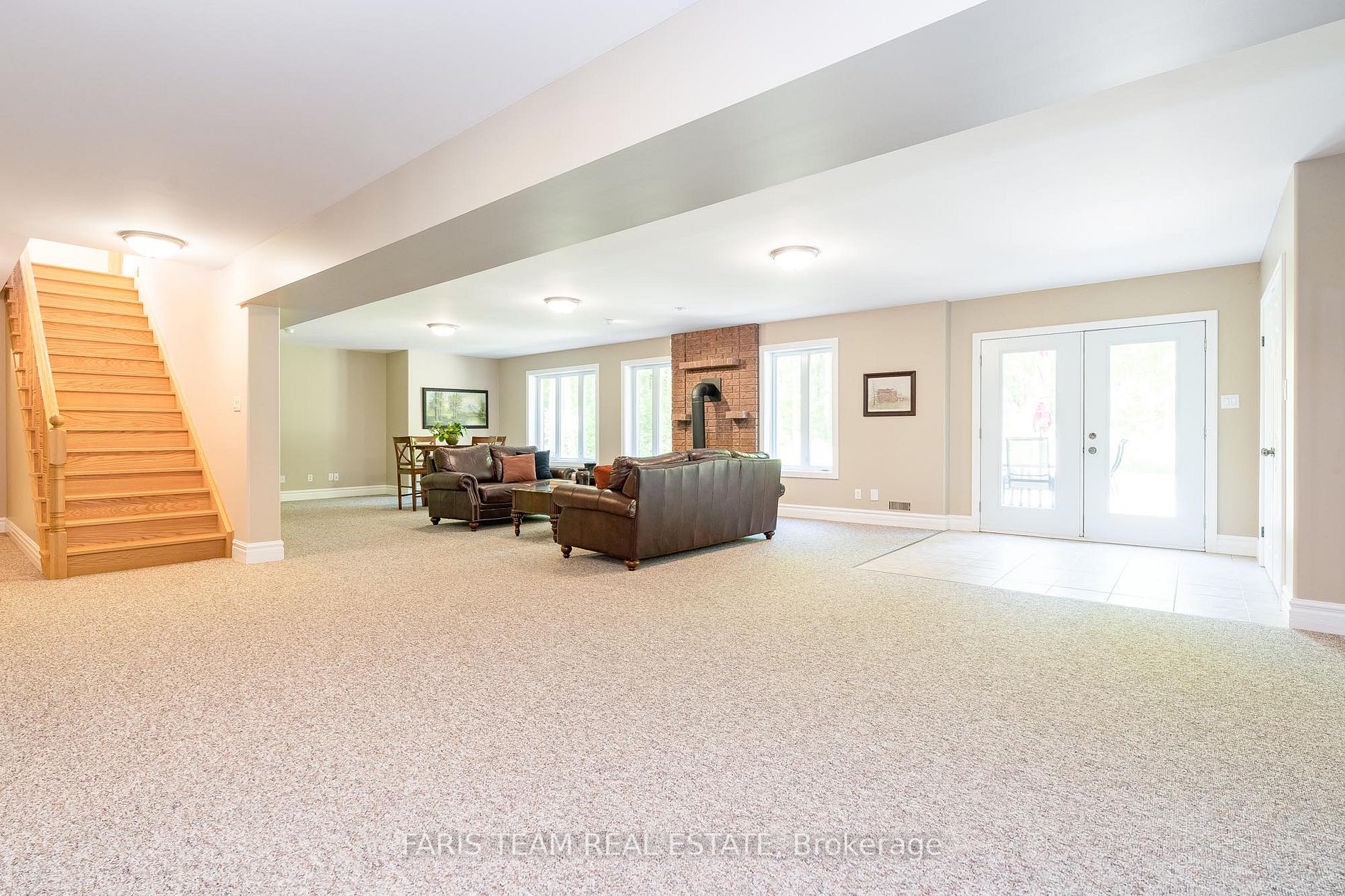 1524 Flos 8 Rd E