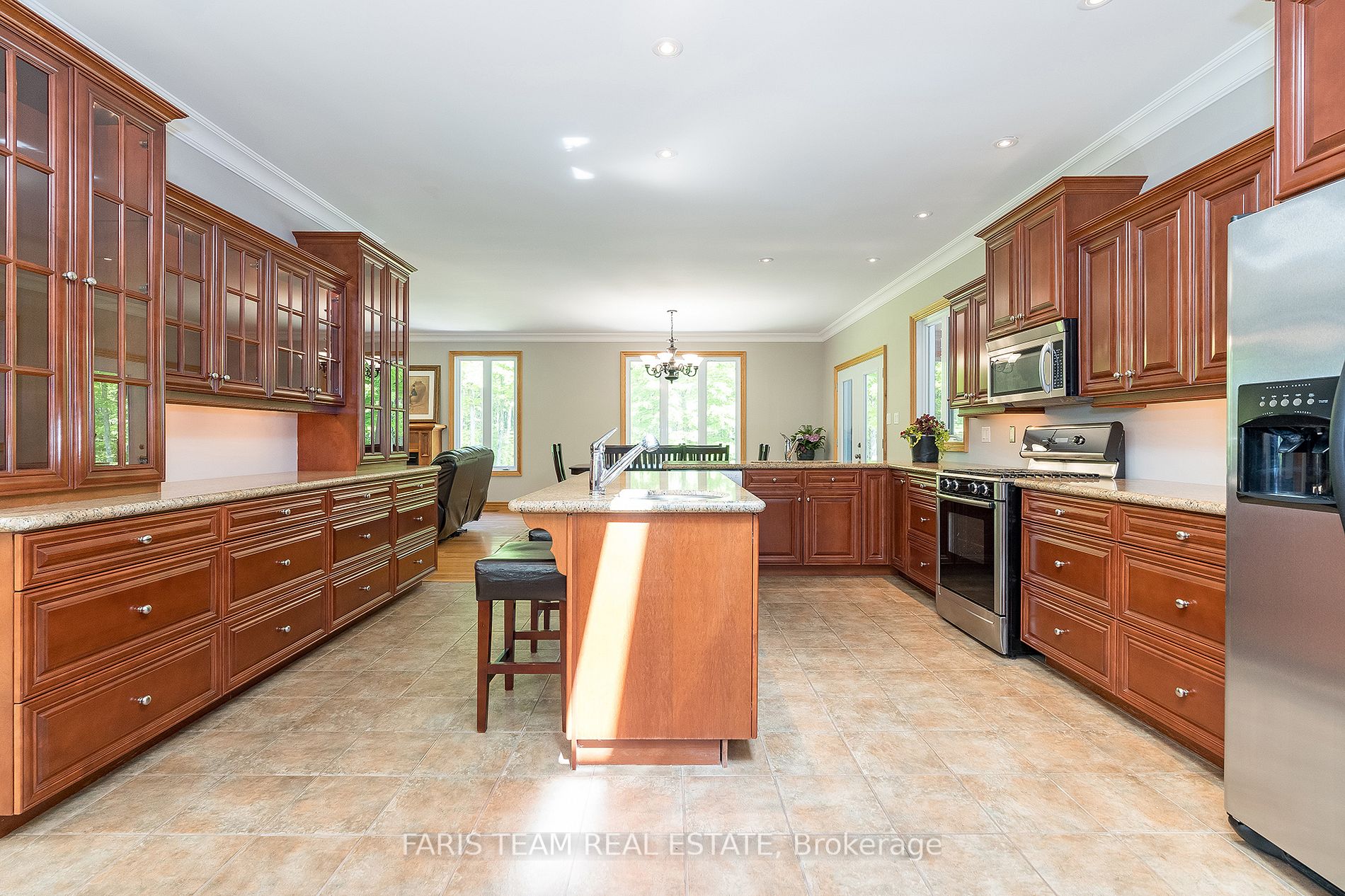 1524 Flos 8 Rd E