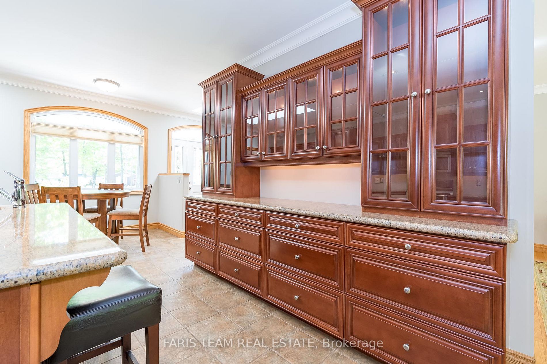 1524 Flos 8 Rd E