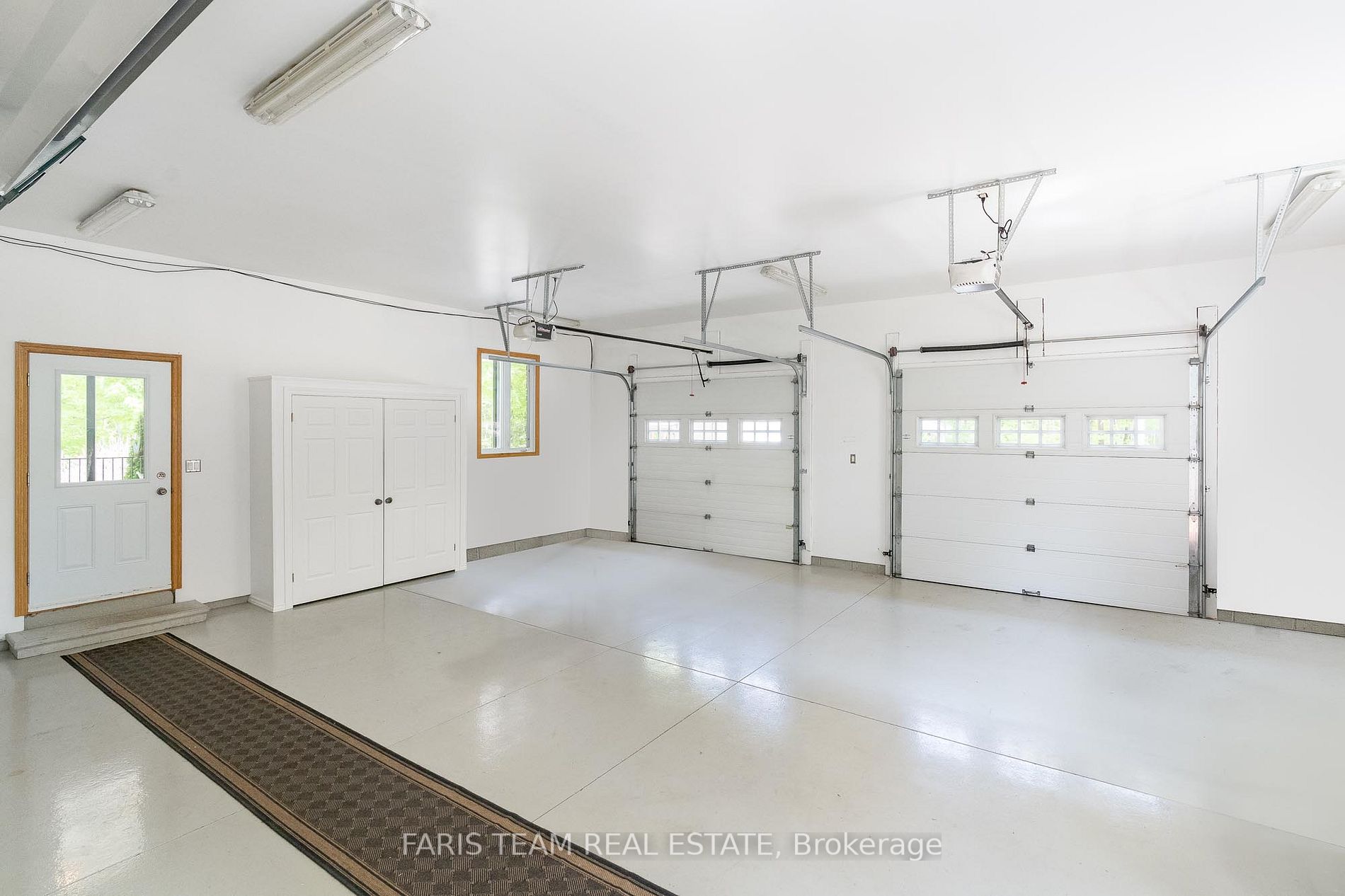 1524 Flos 8 Rd E