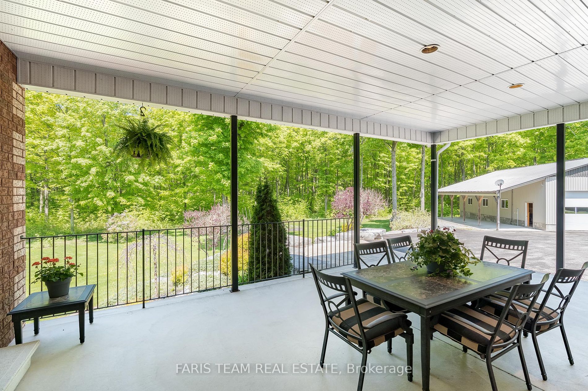 1524 Flos 8 Rd E