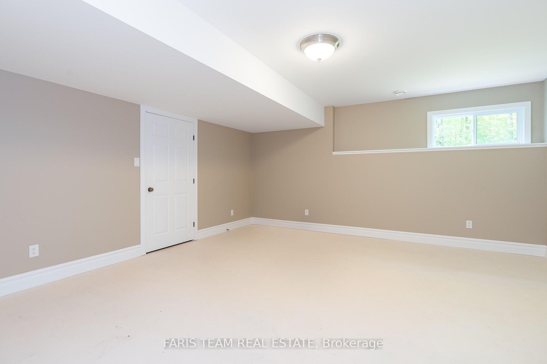 1524 Flos 8 Rd E