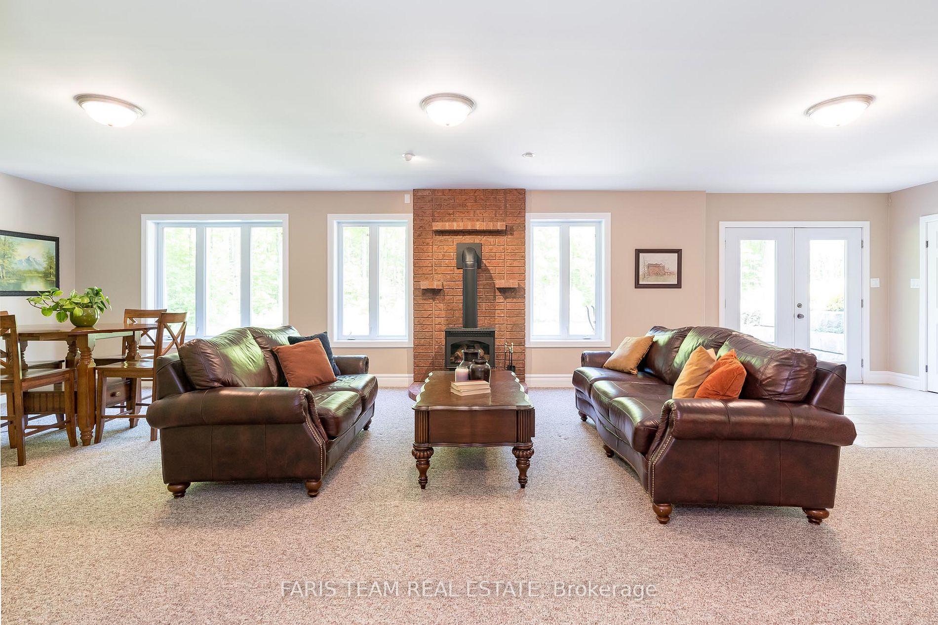 1524 Flos 8 Rd E