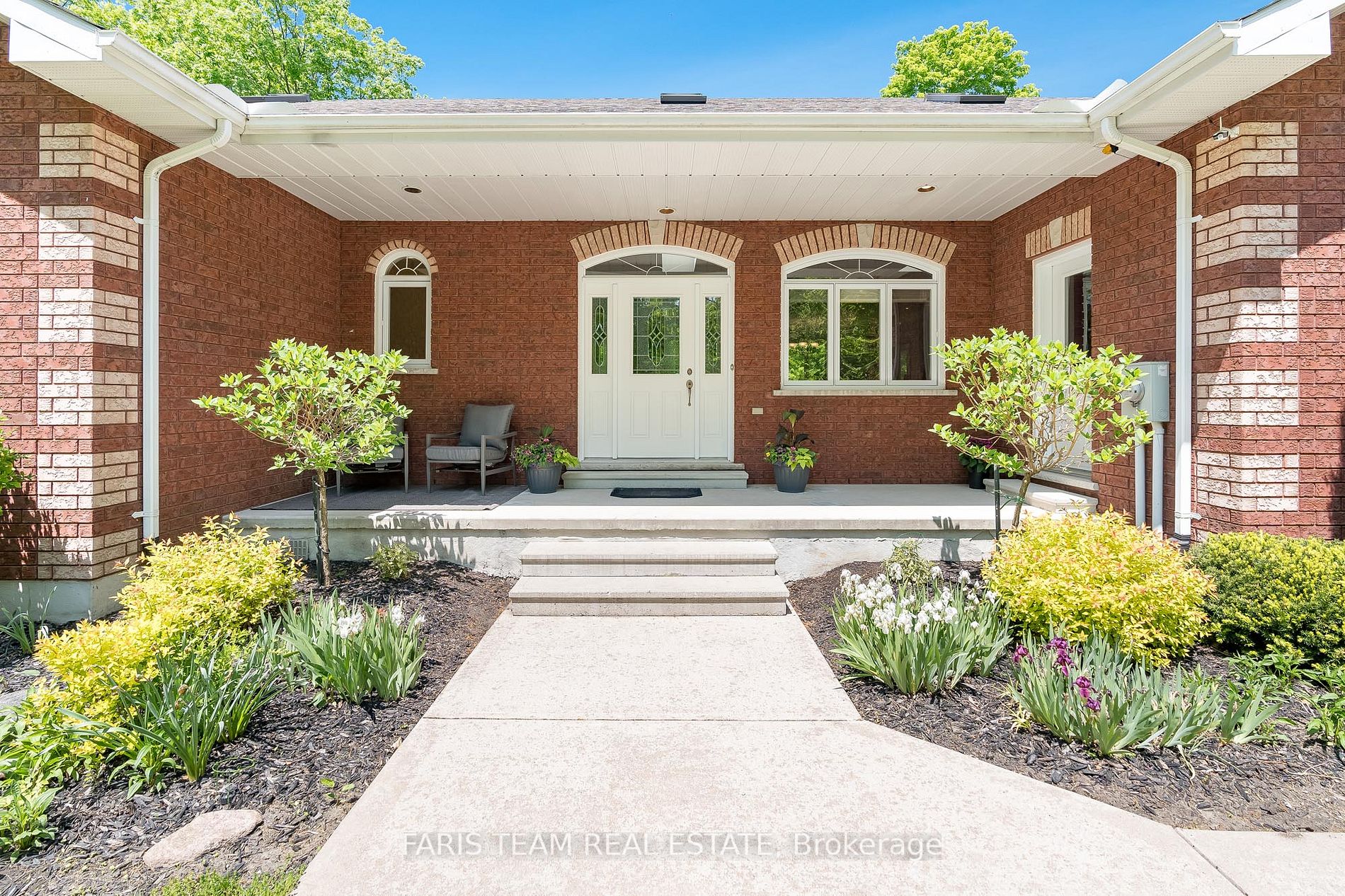 1524 Flos 8 Rd E