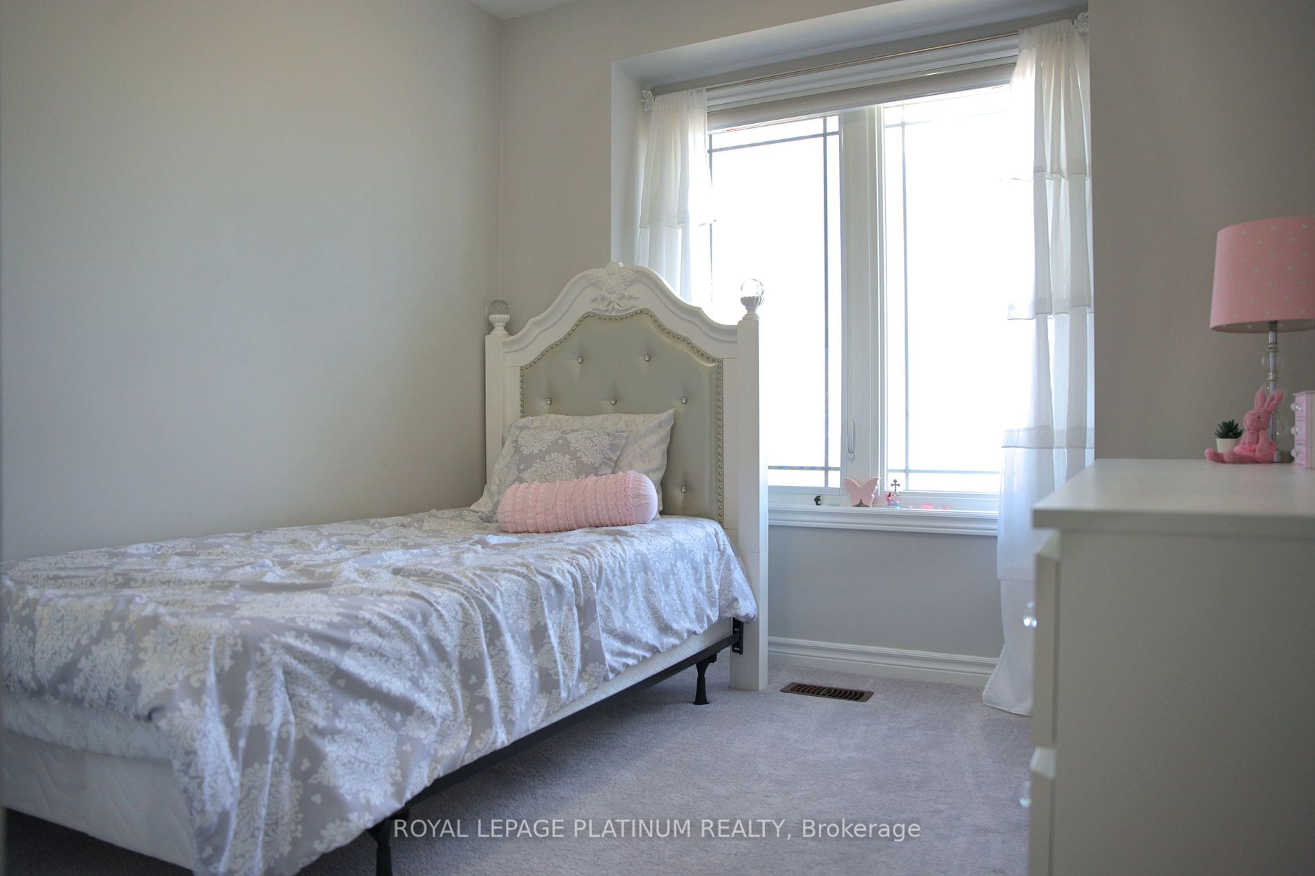 37 Cygnus Cres