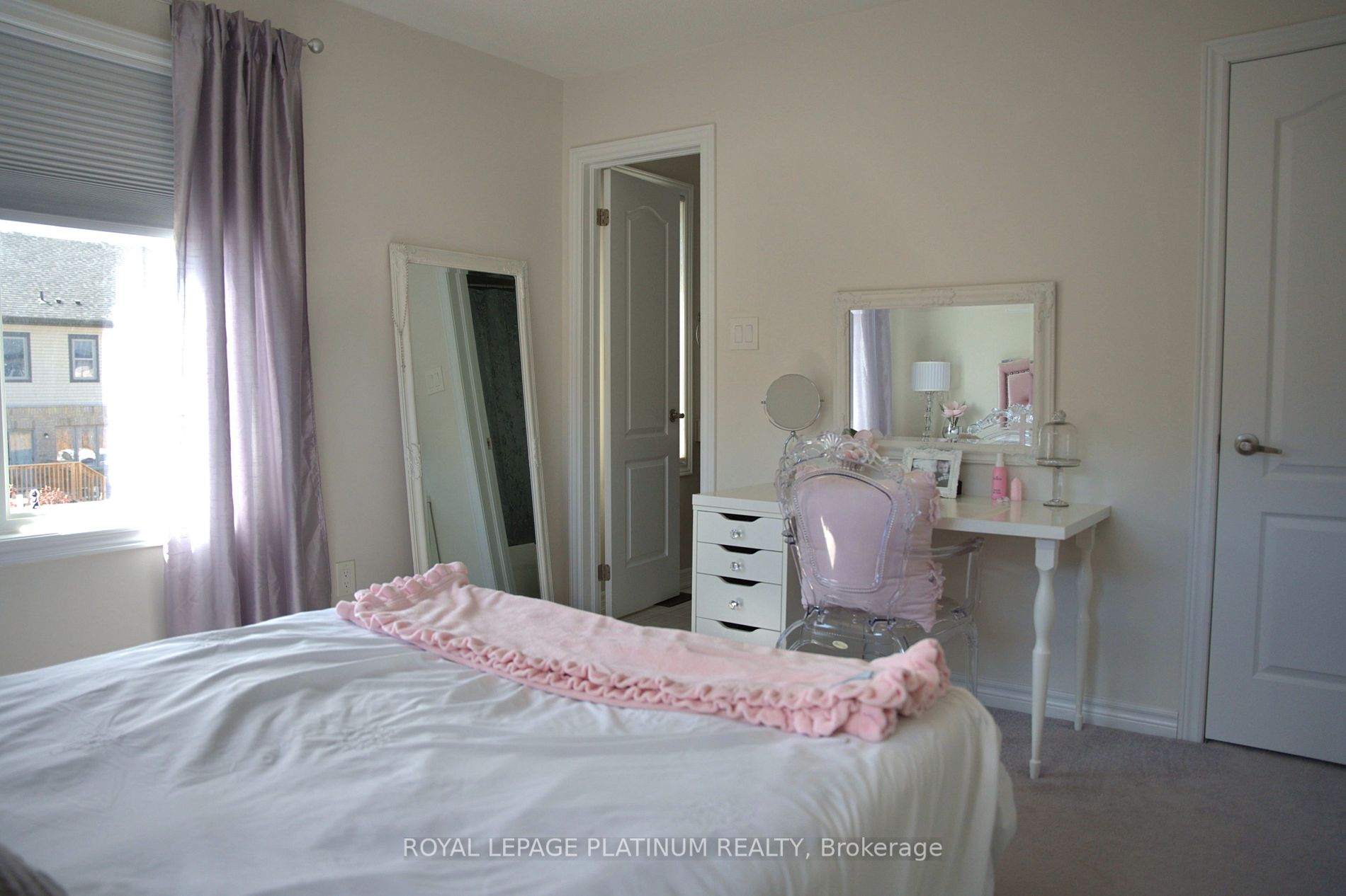 37 Cygnus Cres